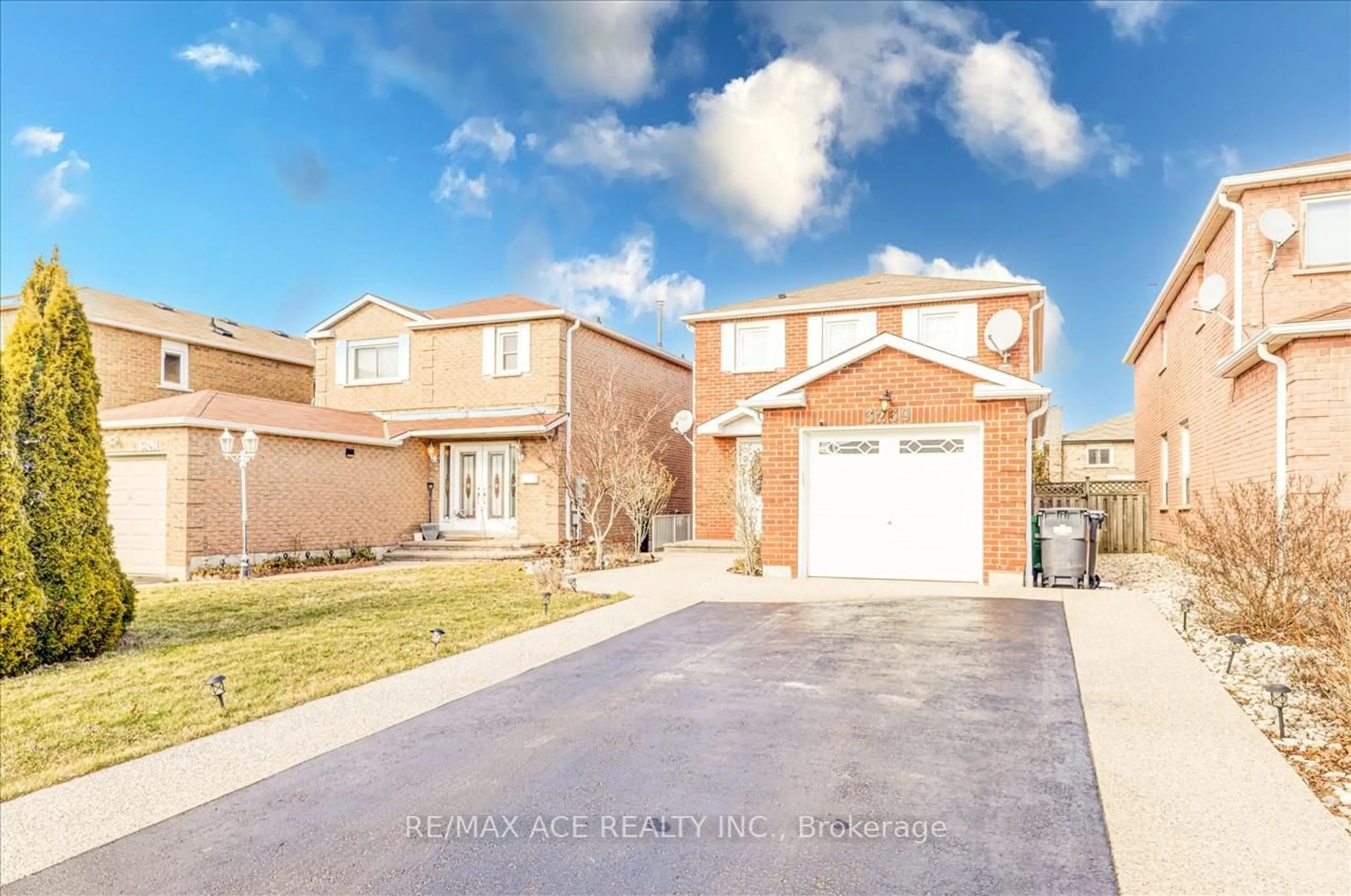 A pic from outside/outdoor area/front of a property/back of a property/a pic from drone, street for 3239 Valcourt Cres, Mississauga Ontario L5L 5G9