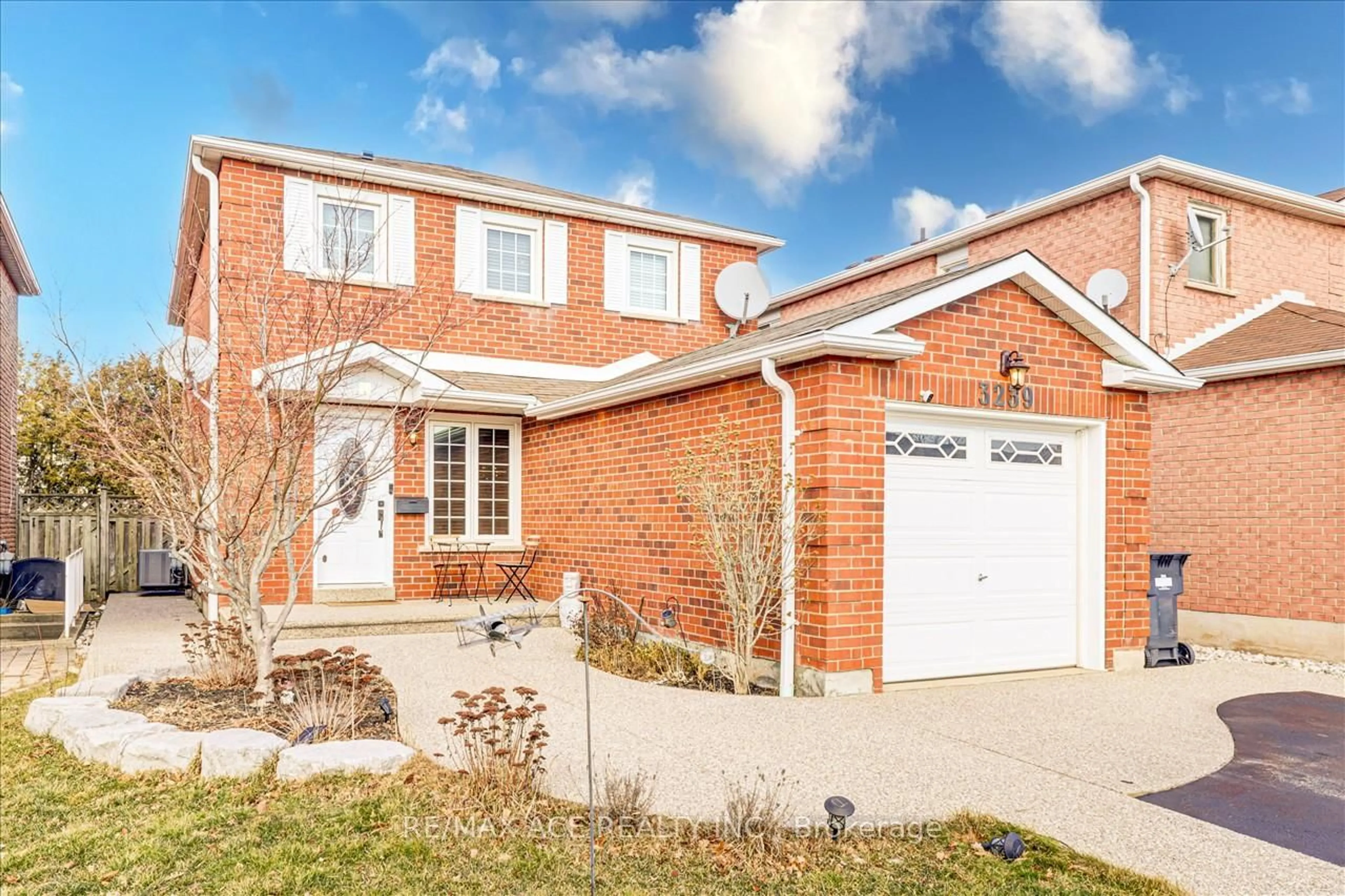 Home with brick exterior material, street for 3239 Valcourt Cres, Mississauga Ontario L5L 5G9