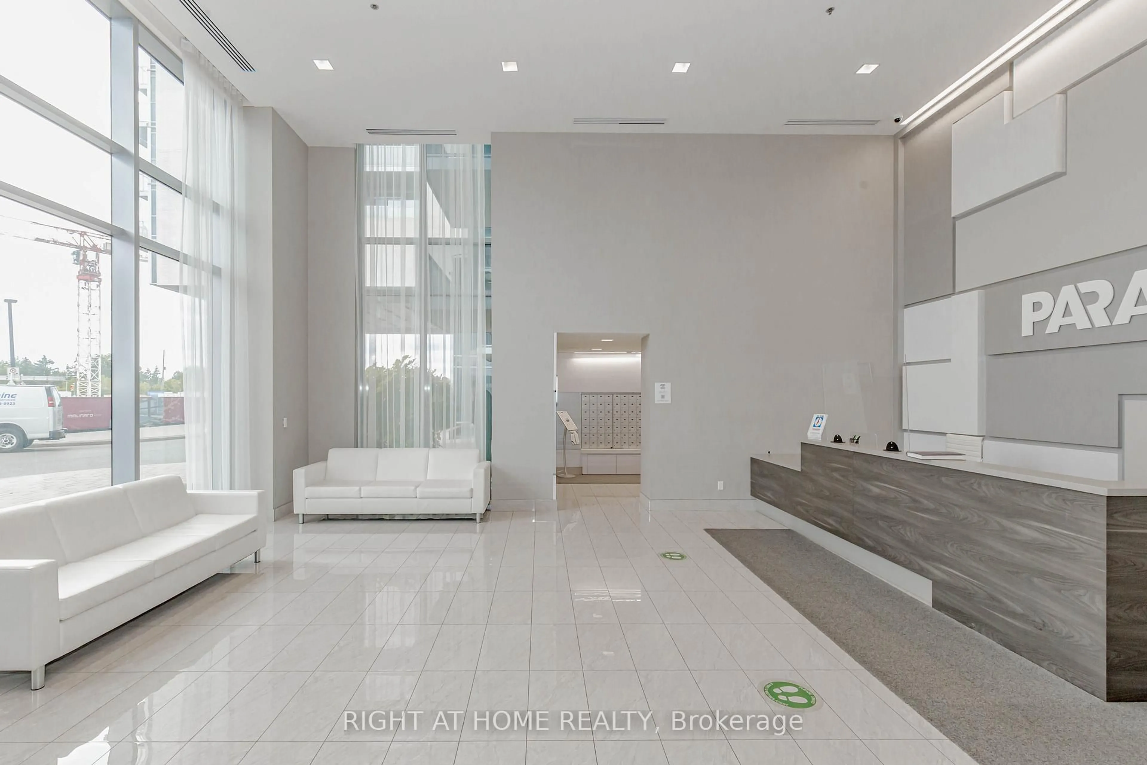 Indoor foyer for 2093 Fairview St #709, Burlington Ontario L7R 0E6