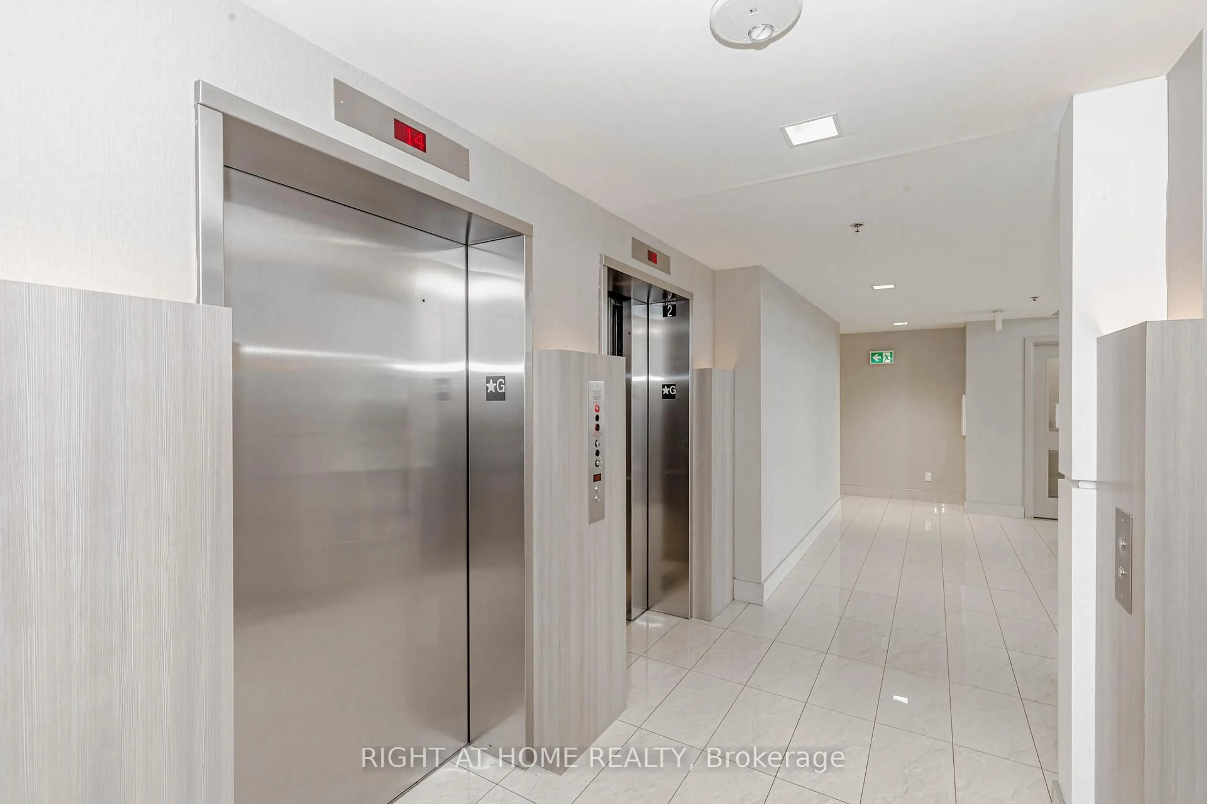 Indoor foyer for 2093 Fairview St #709, Burlington Ontario L7R 0E6