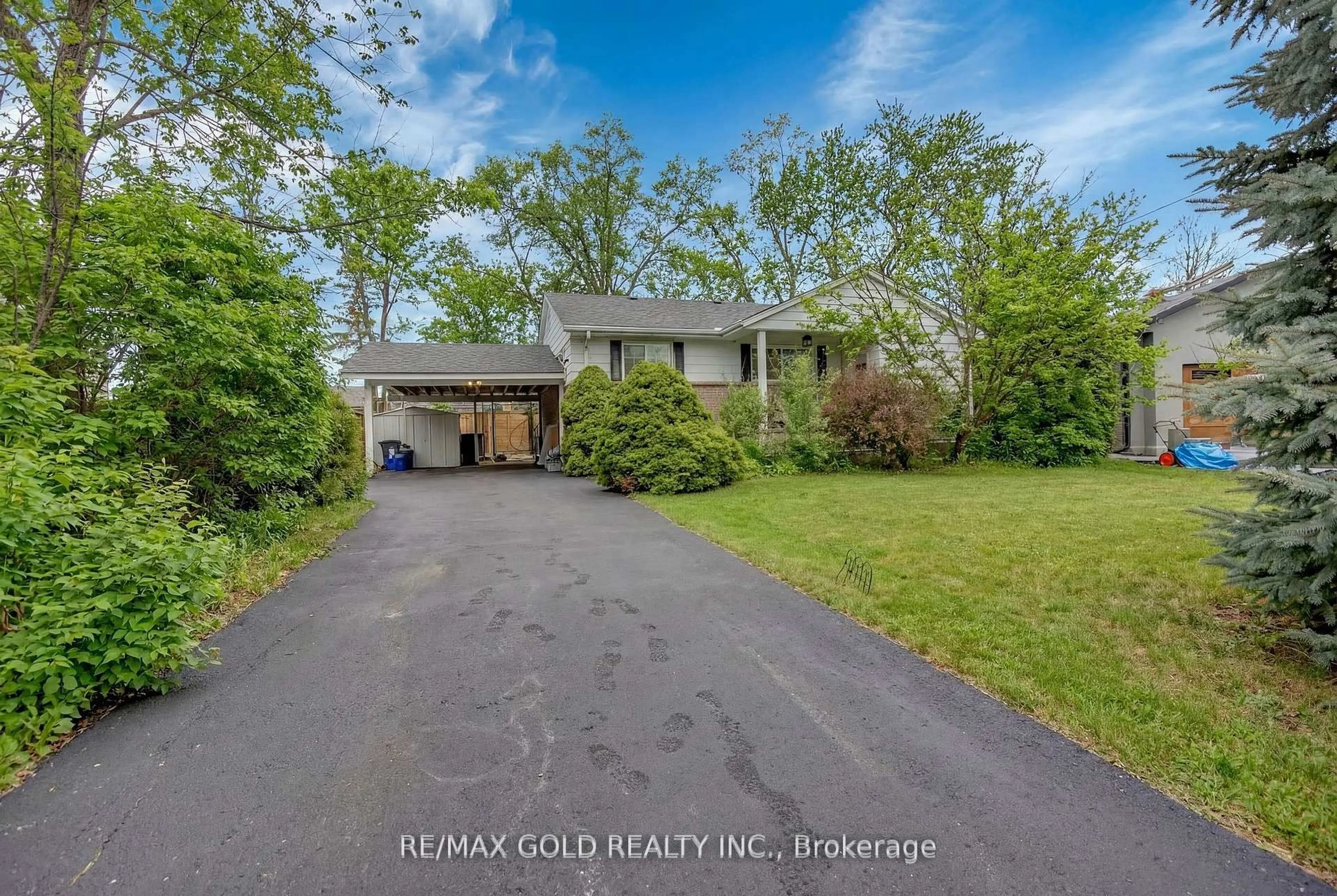 A pic from outside/outdoor area/front of a property/back of a property/a pic from drone, unknown for 462 Samford Pl, Oakville Ontario L6L 4E8