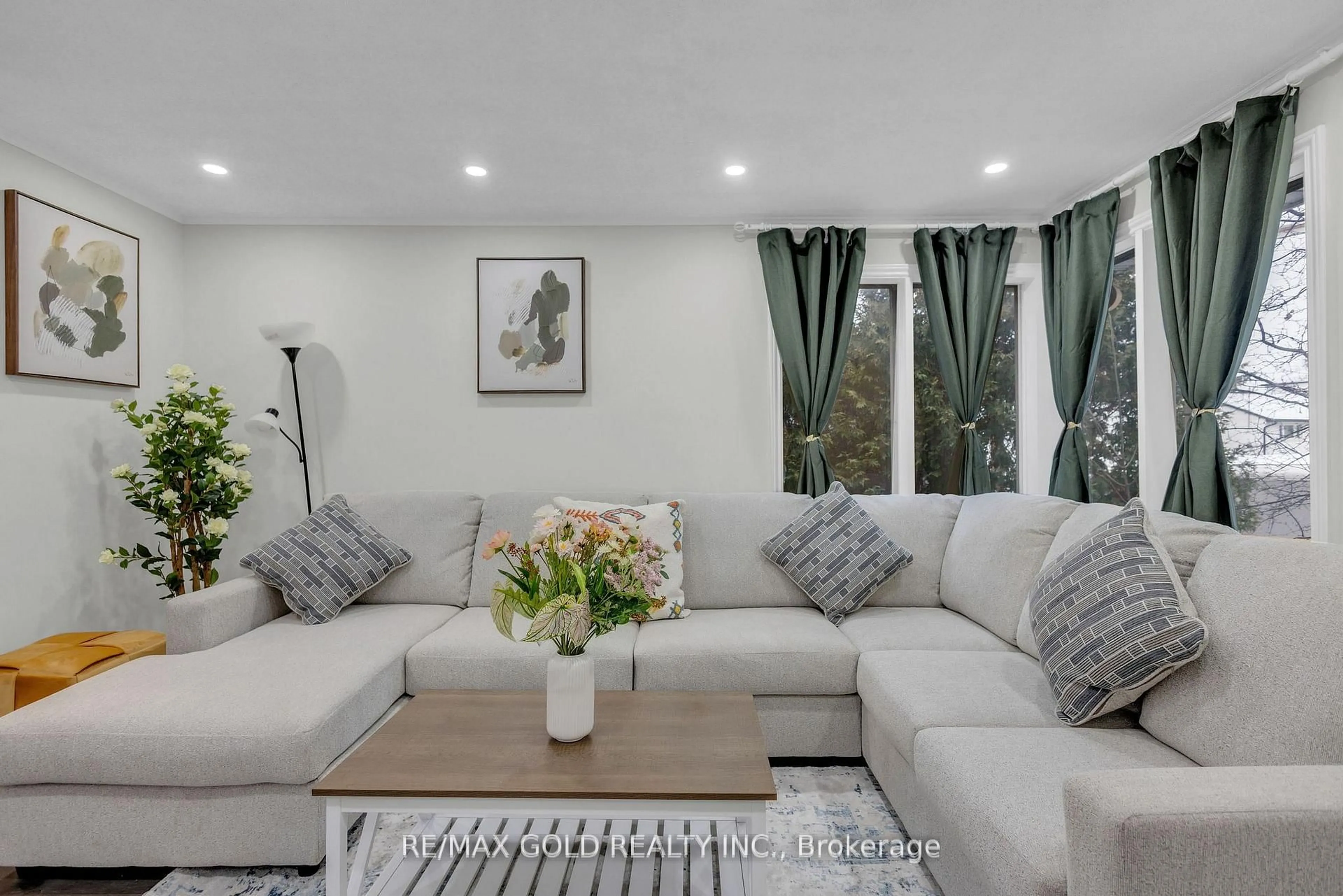 Living room with furniture, unknown for 462 Samford Pl, Oakville Ontario L6L 4E8