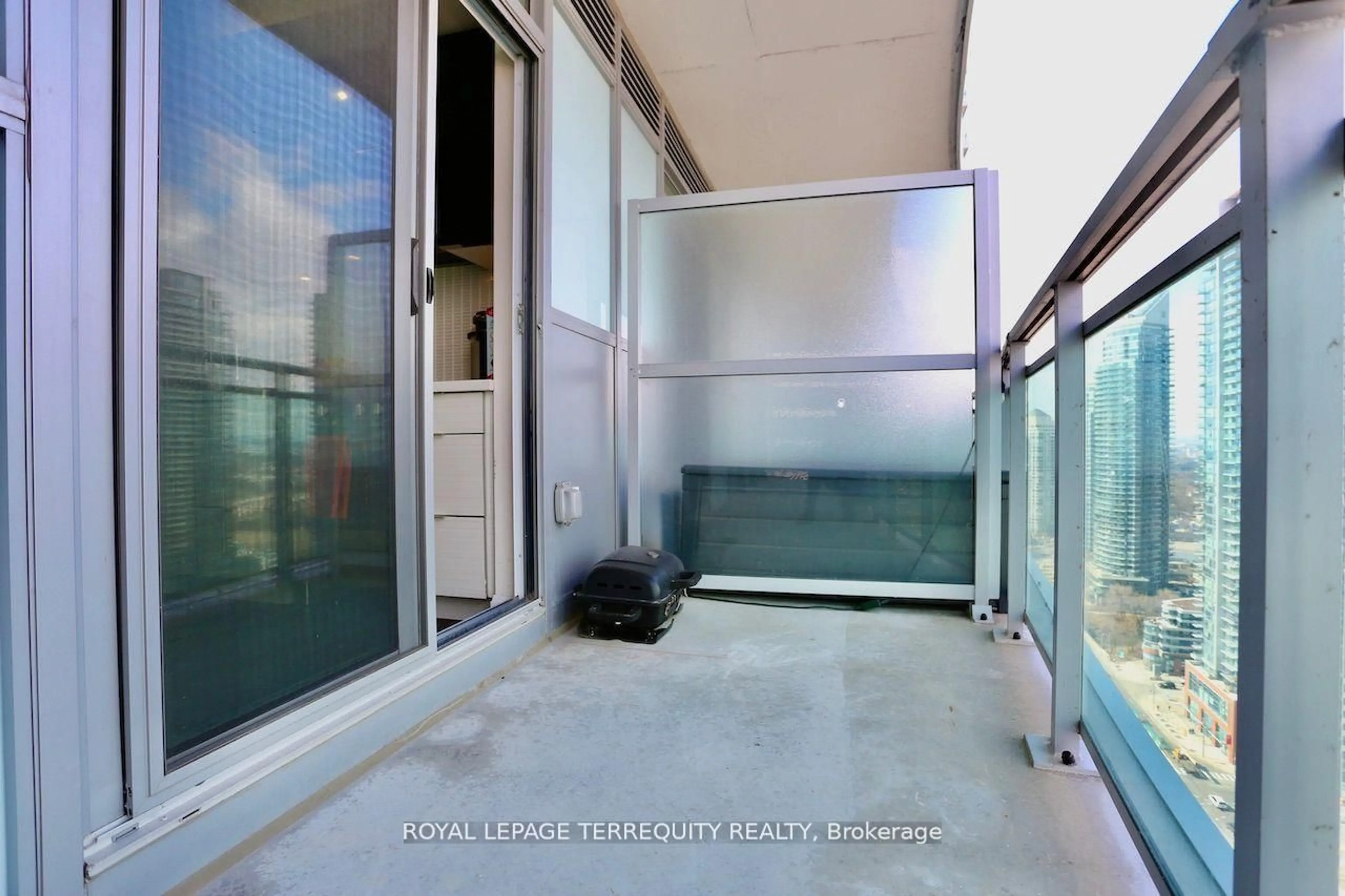 Indoor foyer for 33 Shore Breeze Dr #2504, Toronto Ontario M8V 0G1