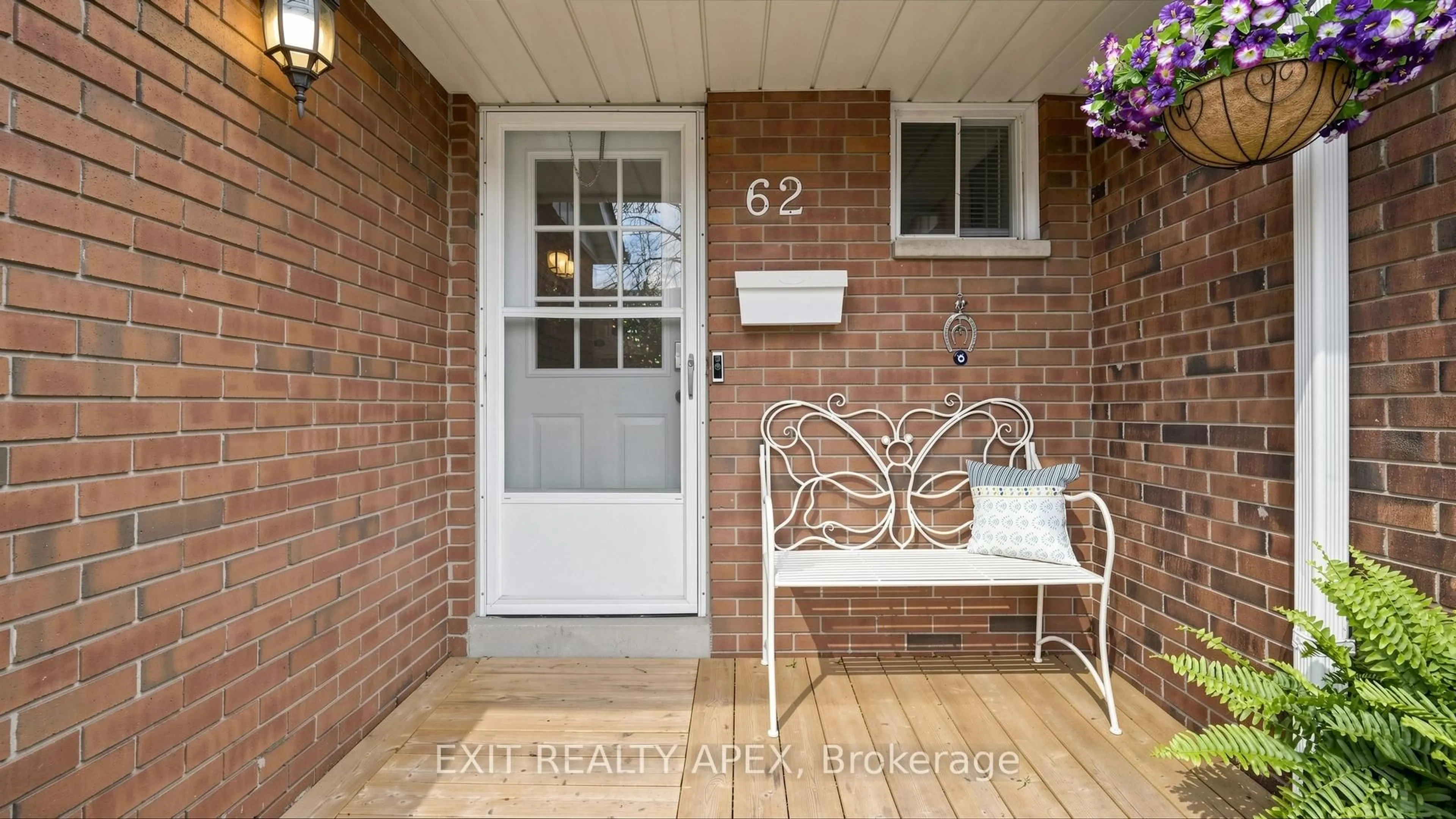 Indoor entryway for 5029 Pinedale Ave #62, Burlington Ontario L7L 5J6