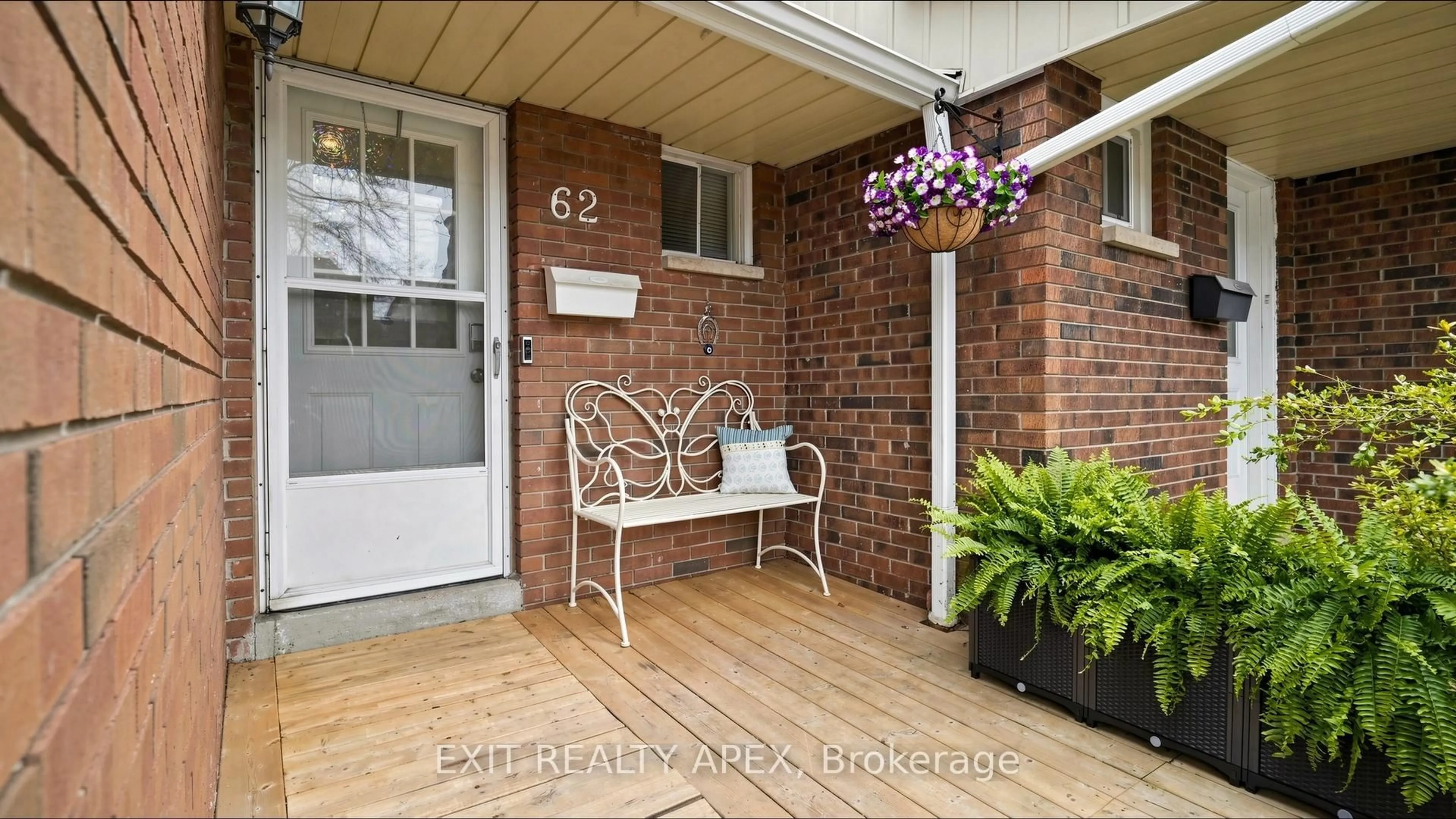 Indoor entryway for 5029 Pinedale Ave #62, Burlington Ontario L7L 5J6