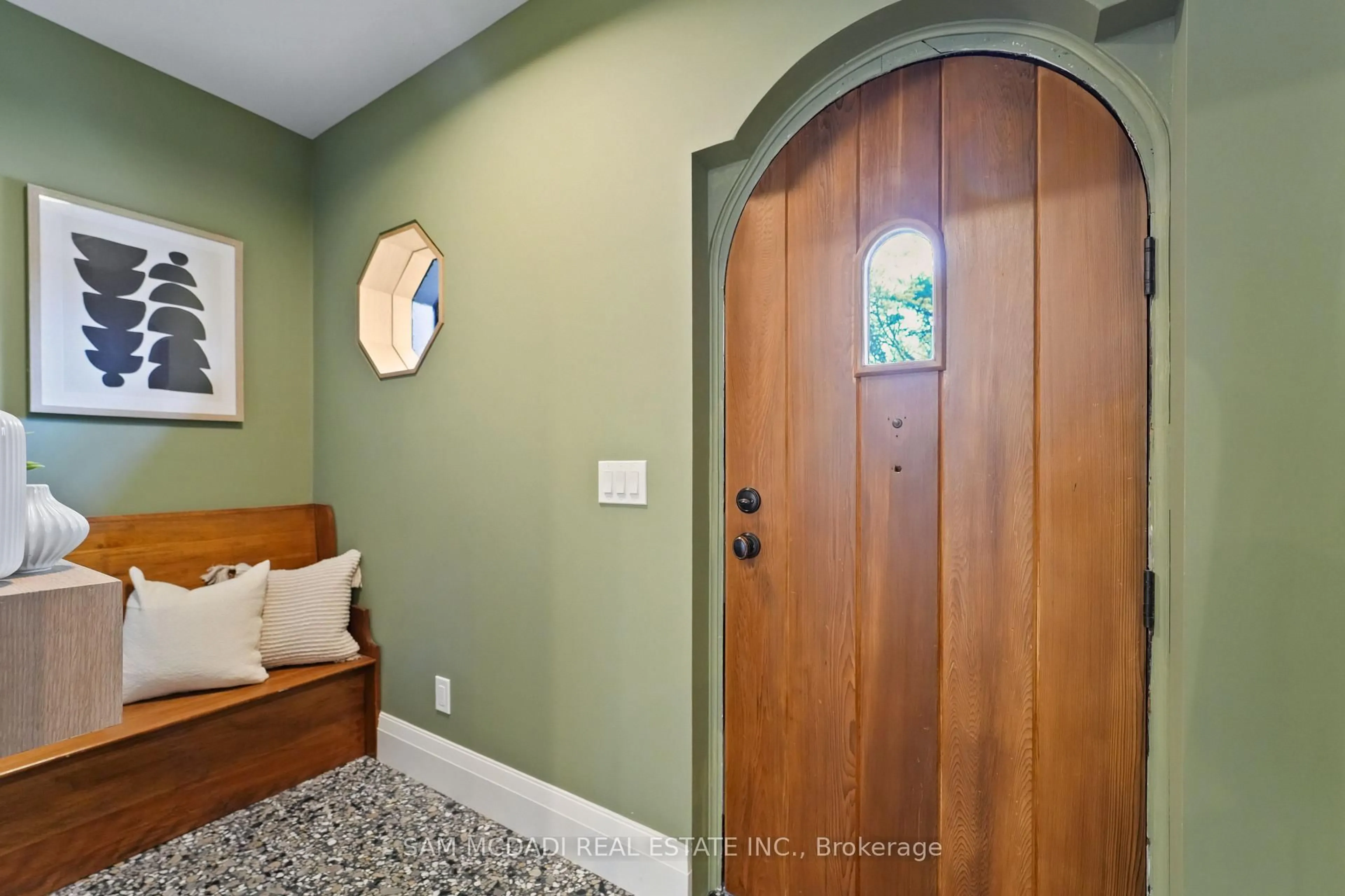 Indoor entryway for 130 Lake Prom, Toronto Ontario M8W 1A5