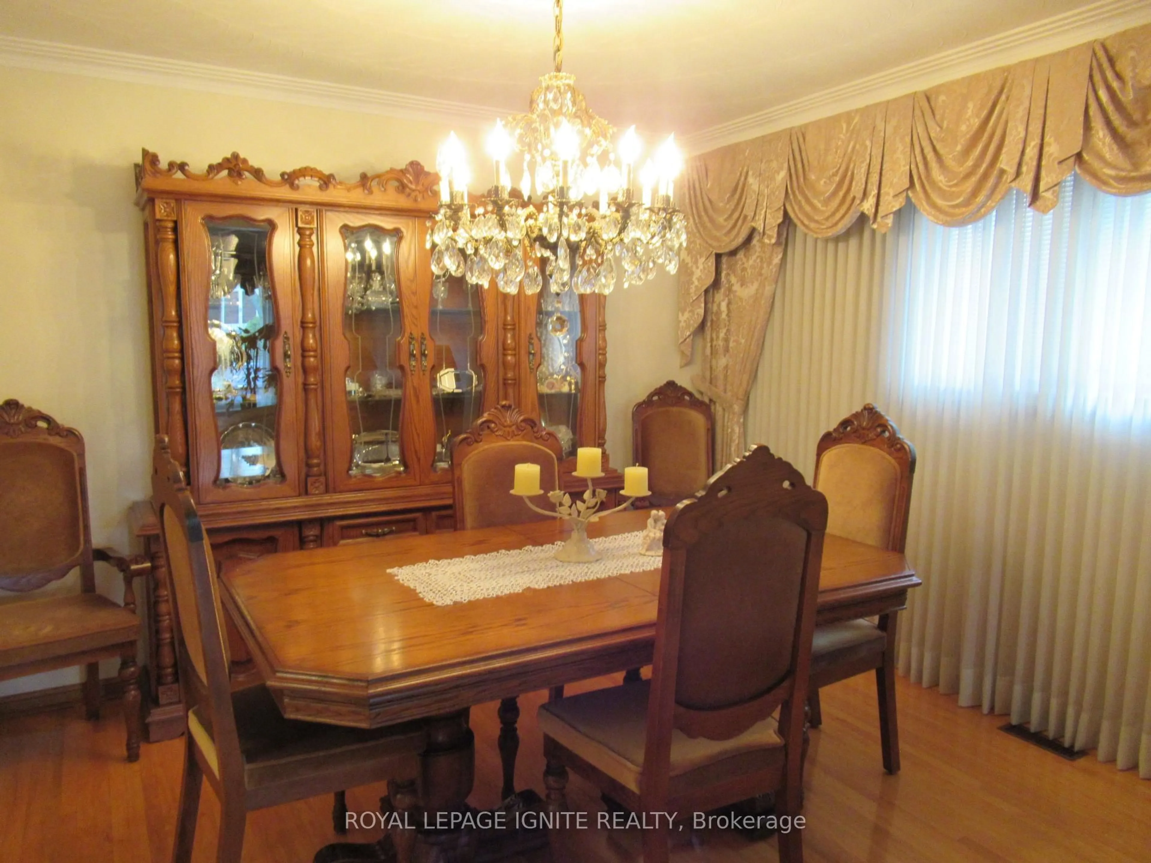 Dining room, wood/laminate floor for 8 Newlove Crt, Toronto Ontario M9W 5X5