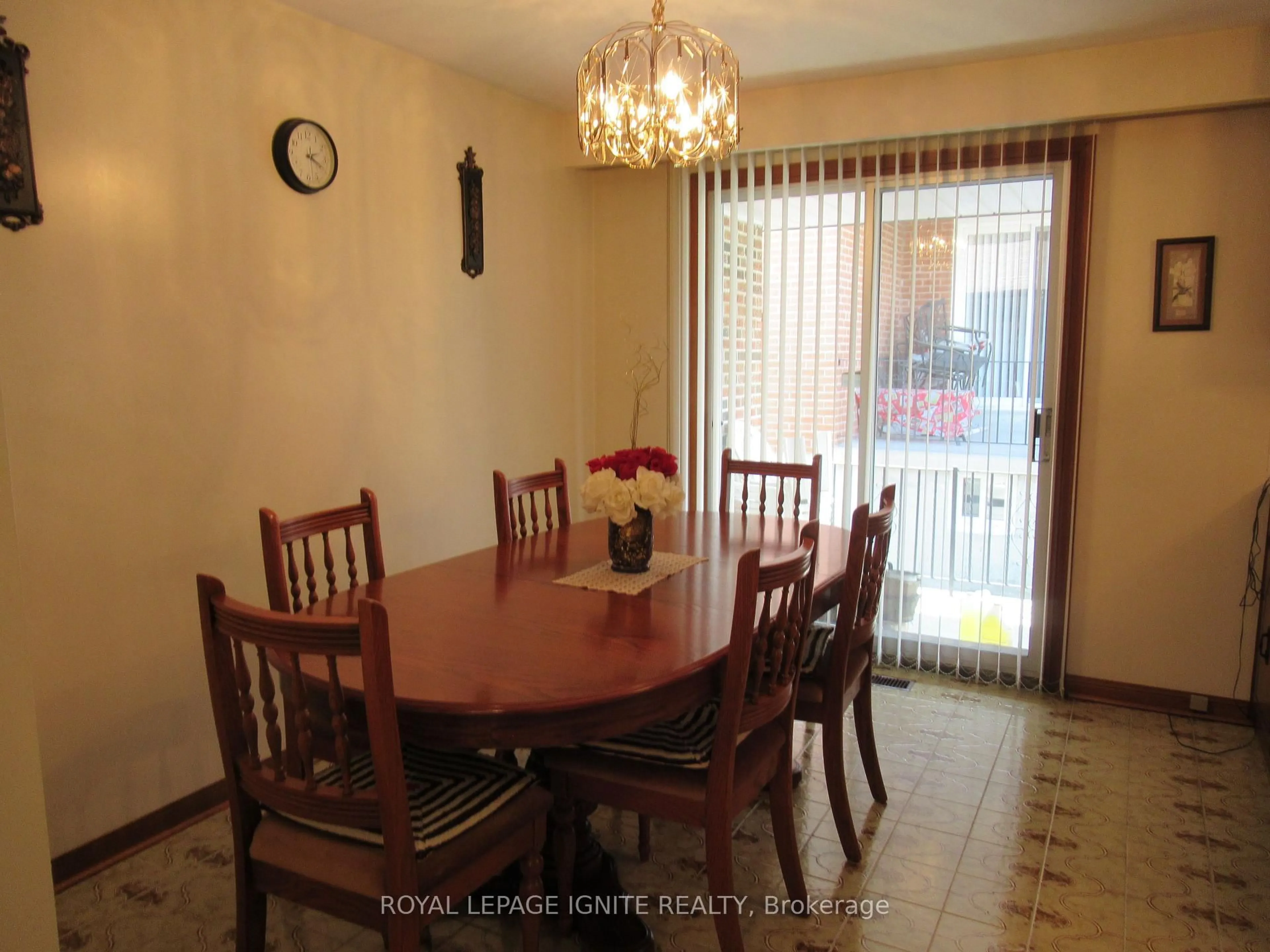 Dining room, wood/laminate floor for 8 Newlove Crt, Toronto Ontario M9W 5X5