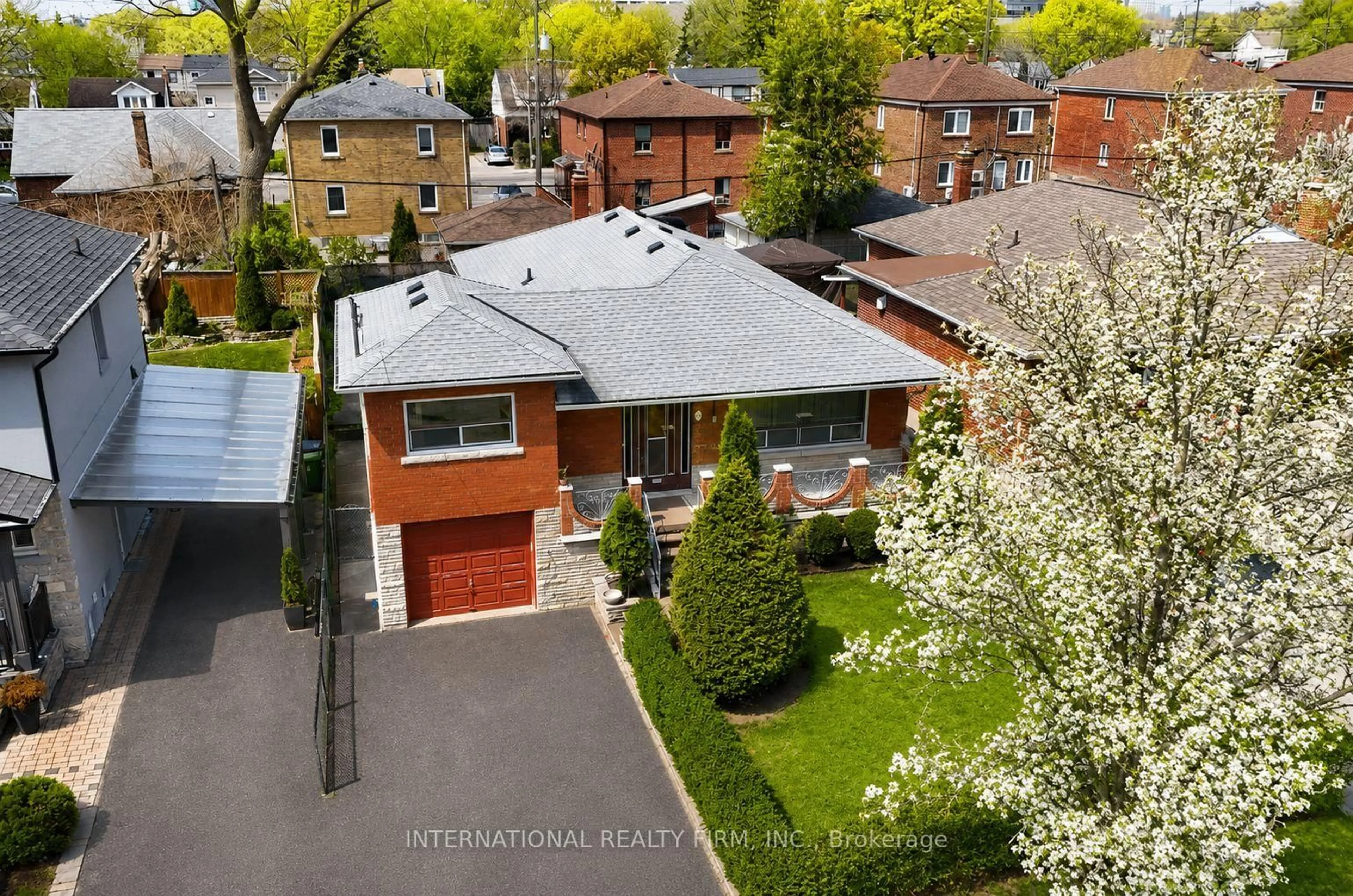 A pic from outside/outdoor area/front of a property/back of a property/a pic from drone, street for 24 Morgan Ave, Toronto Ontario M8Y 2Z8
