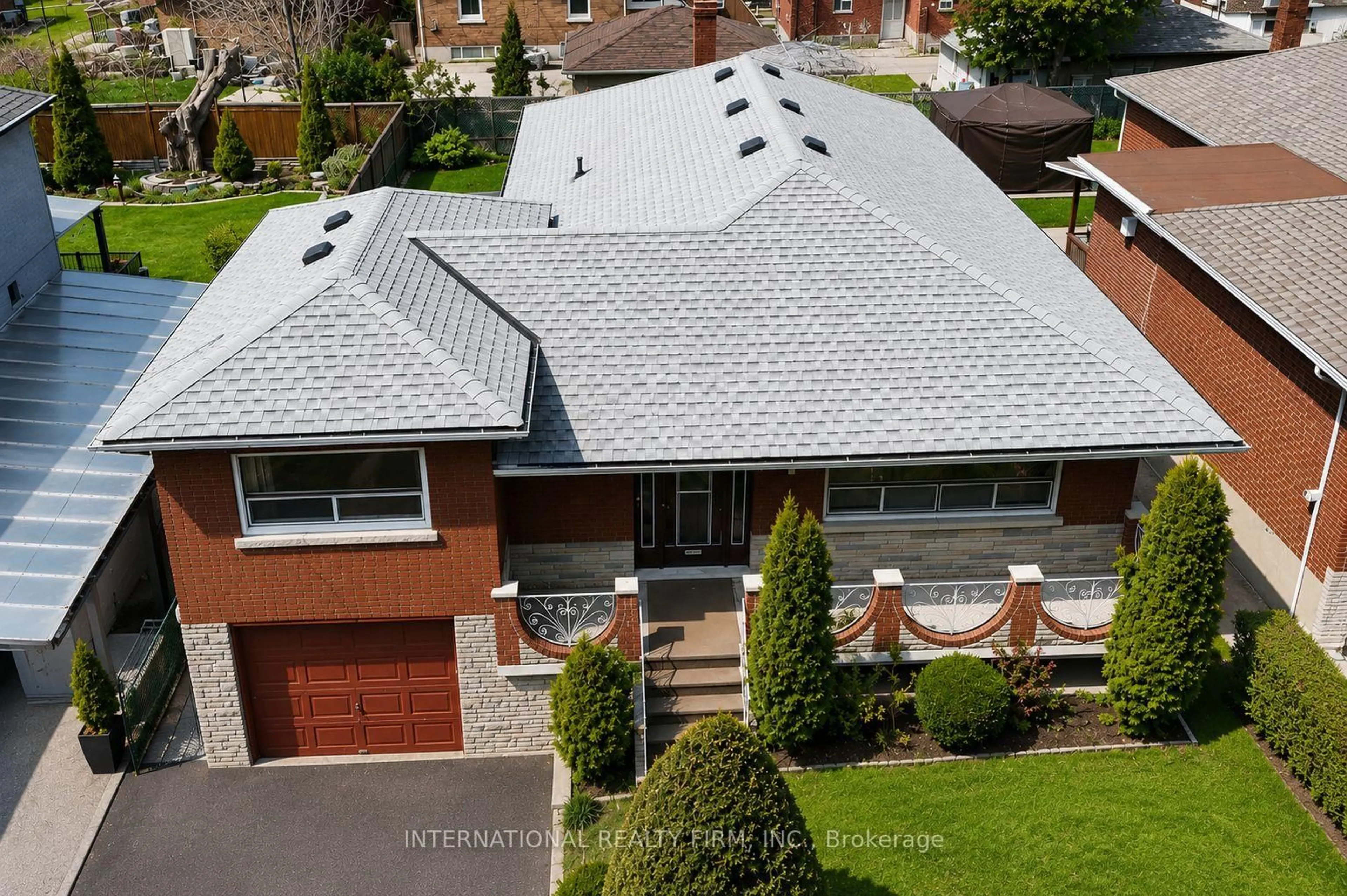 A pic from outside/outdoor area/front of a property/back of a property/a pic from drone, street for 24 Morgan Ave, Toronto Ontario M8Y 2Z8