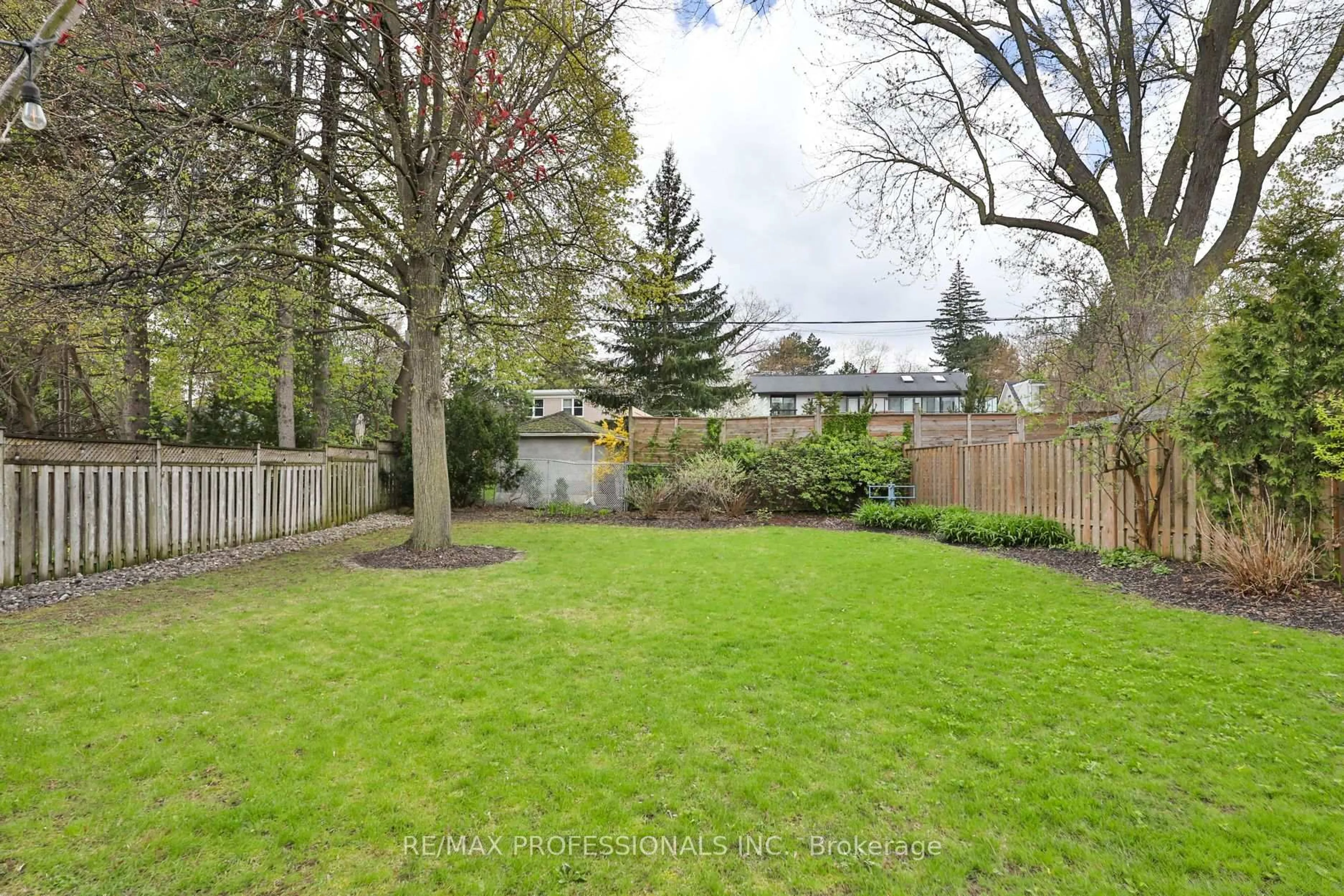 Patio, street for 11 Cranleigh Crt, Toronto Ontario M9A 3Y2