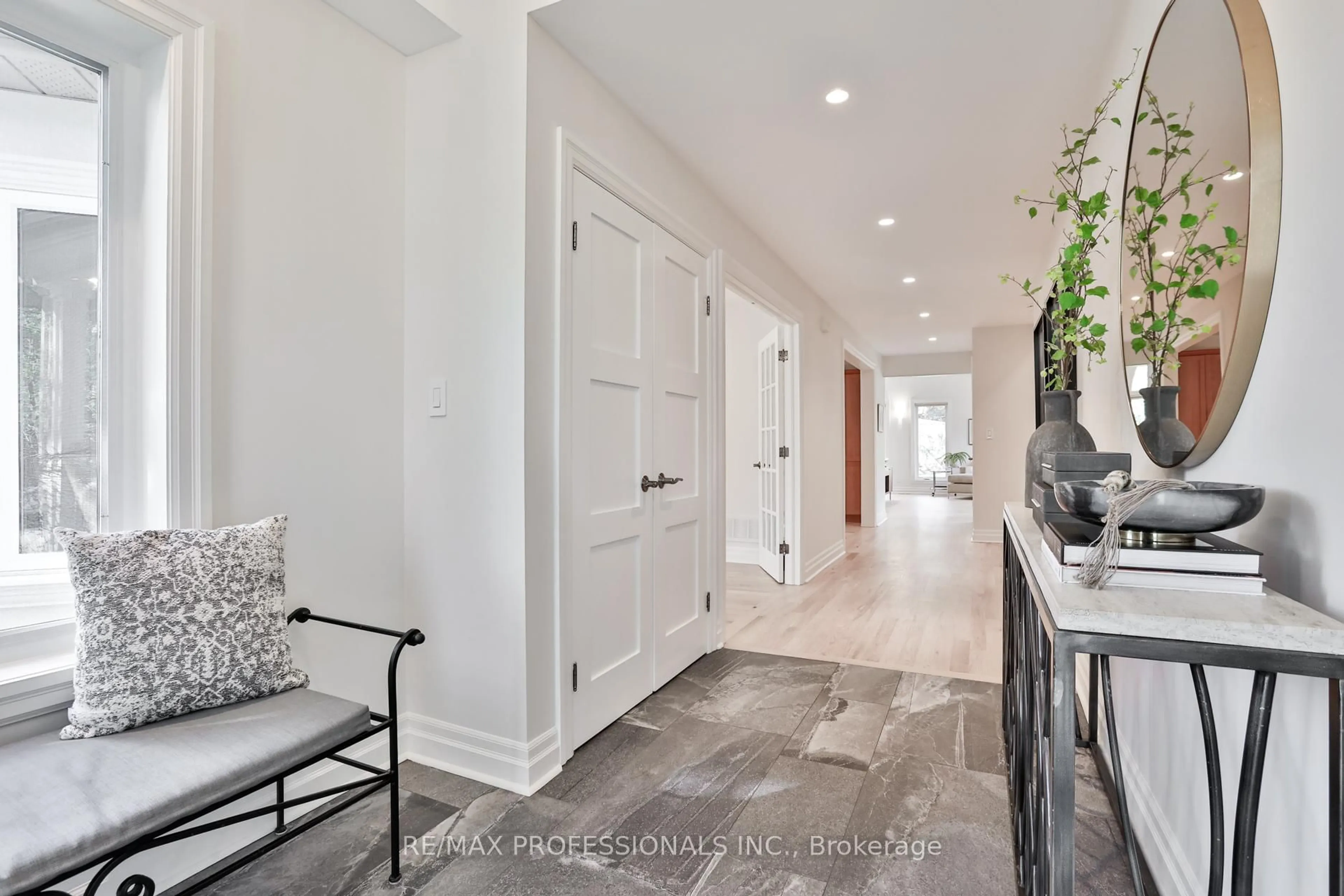 Indoor entryway for 11 Cranleigh Crt, Toronto Ontario M9A 3Y2