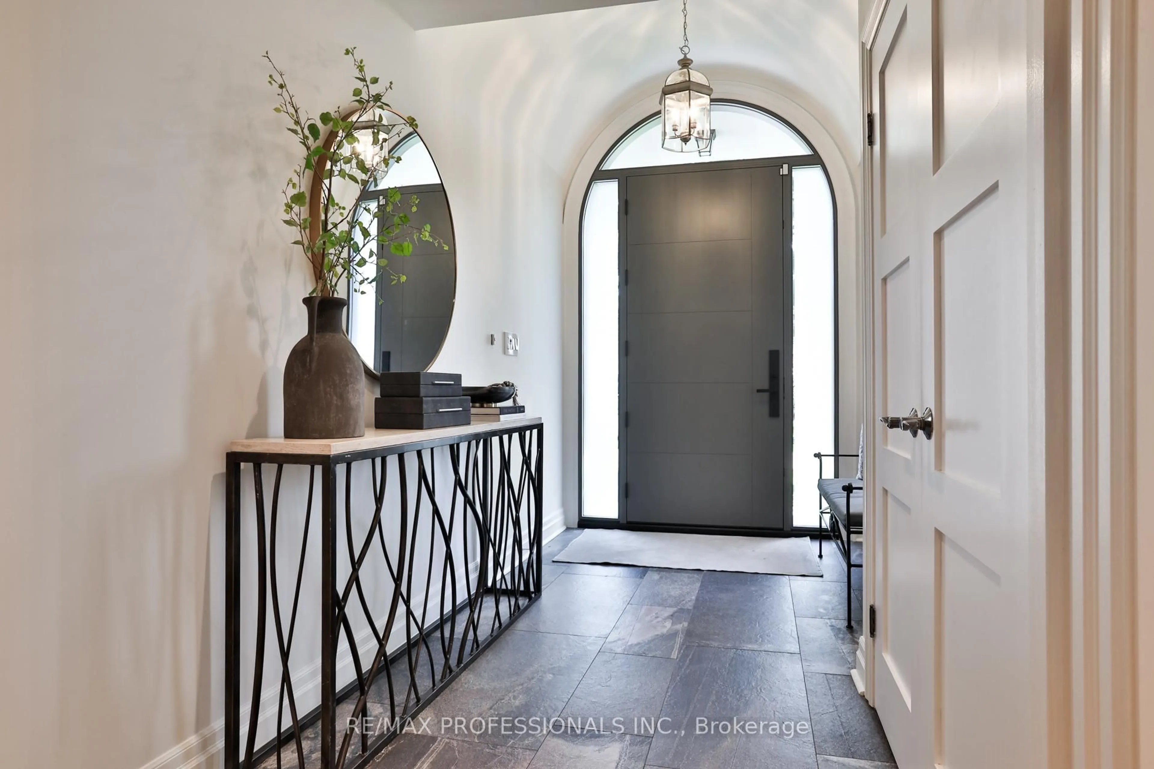 Indoor entryway for 11 Cranleigh Crt, Toronto Ontario M9A 3Y2