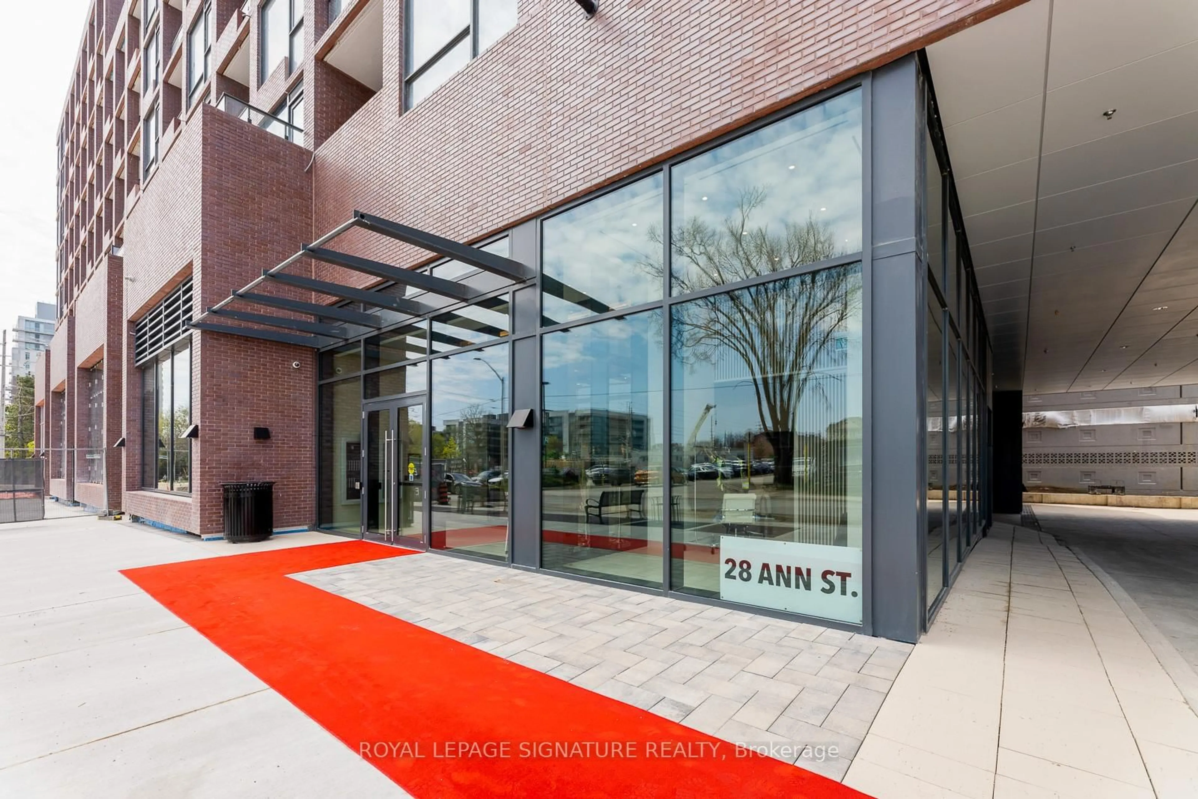 Indoor foyer for 28 Ann St #210, Mississauga Ontario L5G 0E1