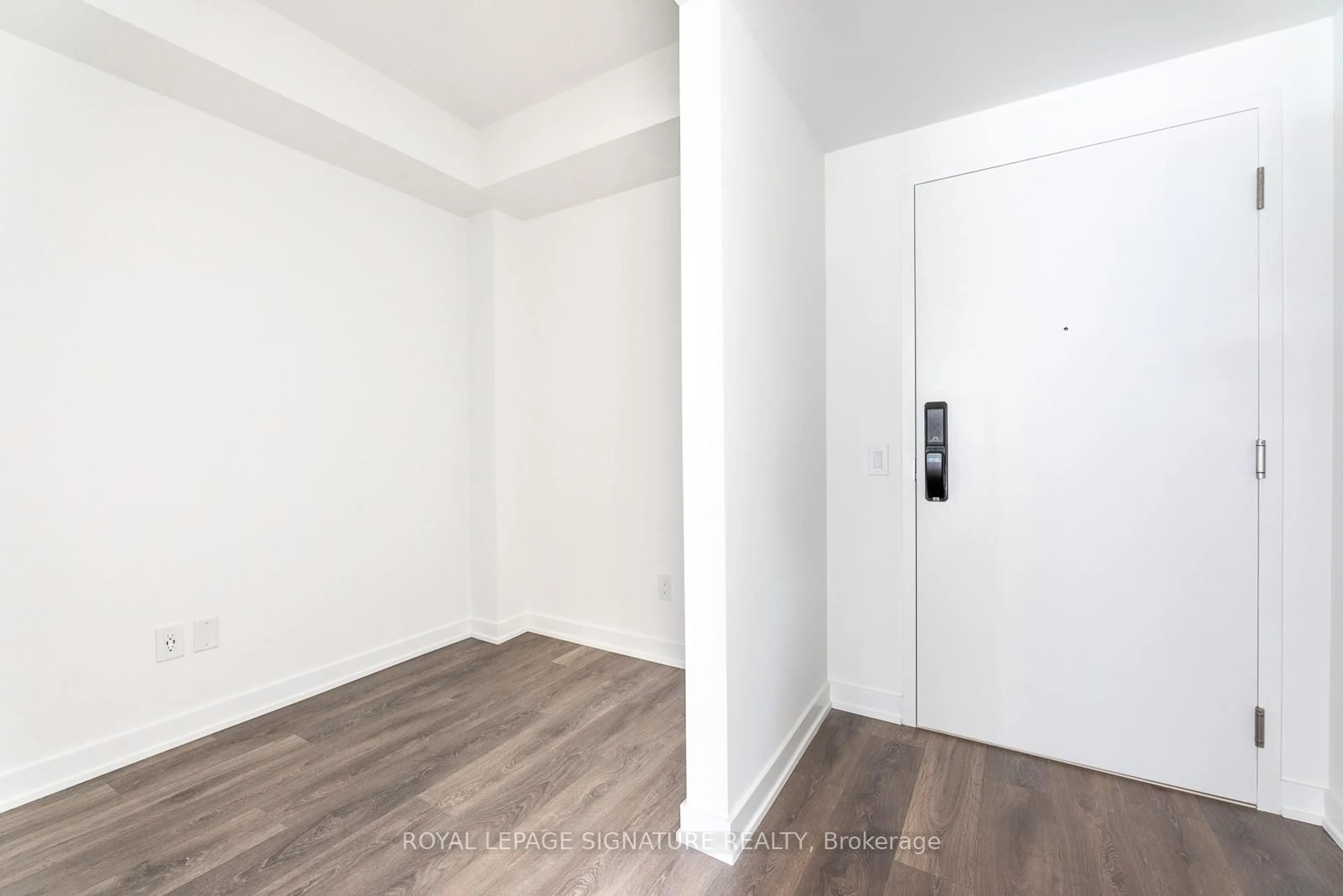 Indoor entryway for 28 Ann St #210, Mississauga Ontario L5G 0E1