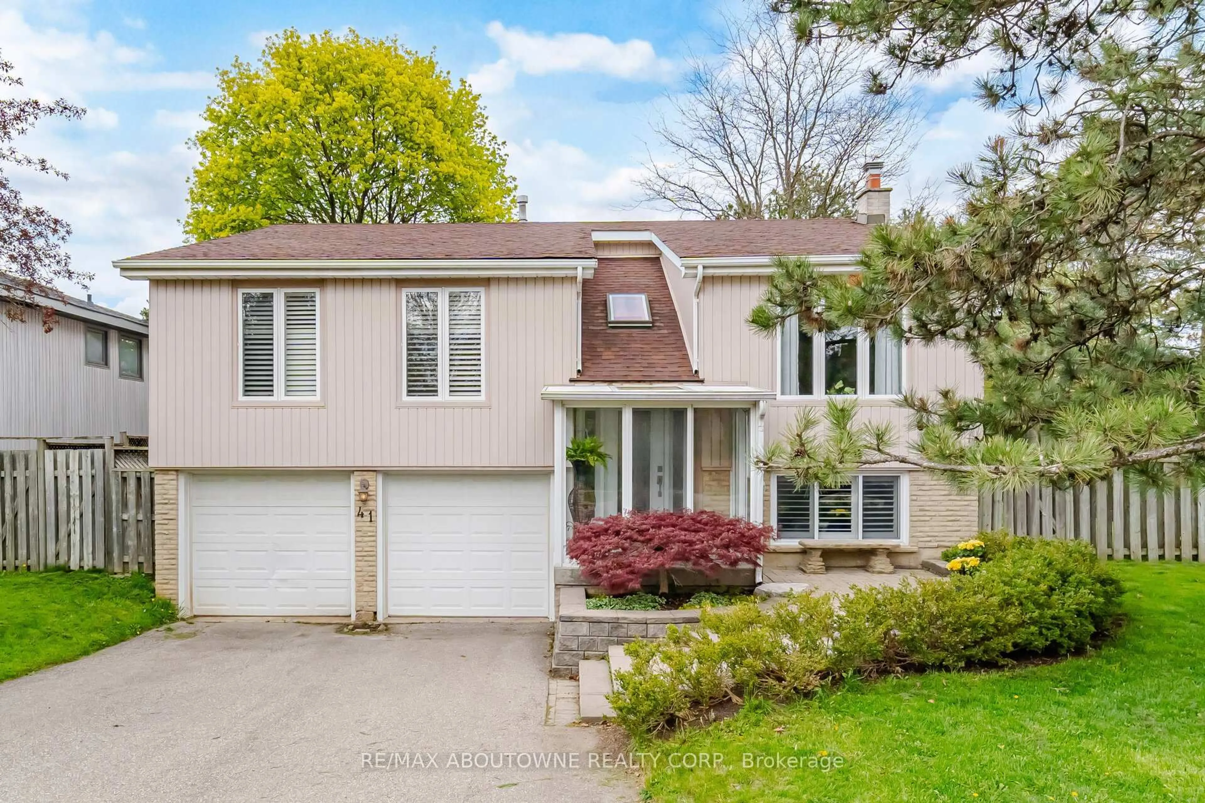 Home with vinyl exterior material, street for 41 Plainsman Rd, Mississauga Ontario L5N 1C4