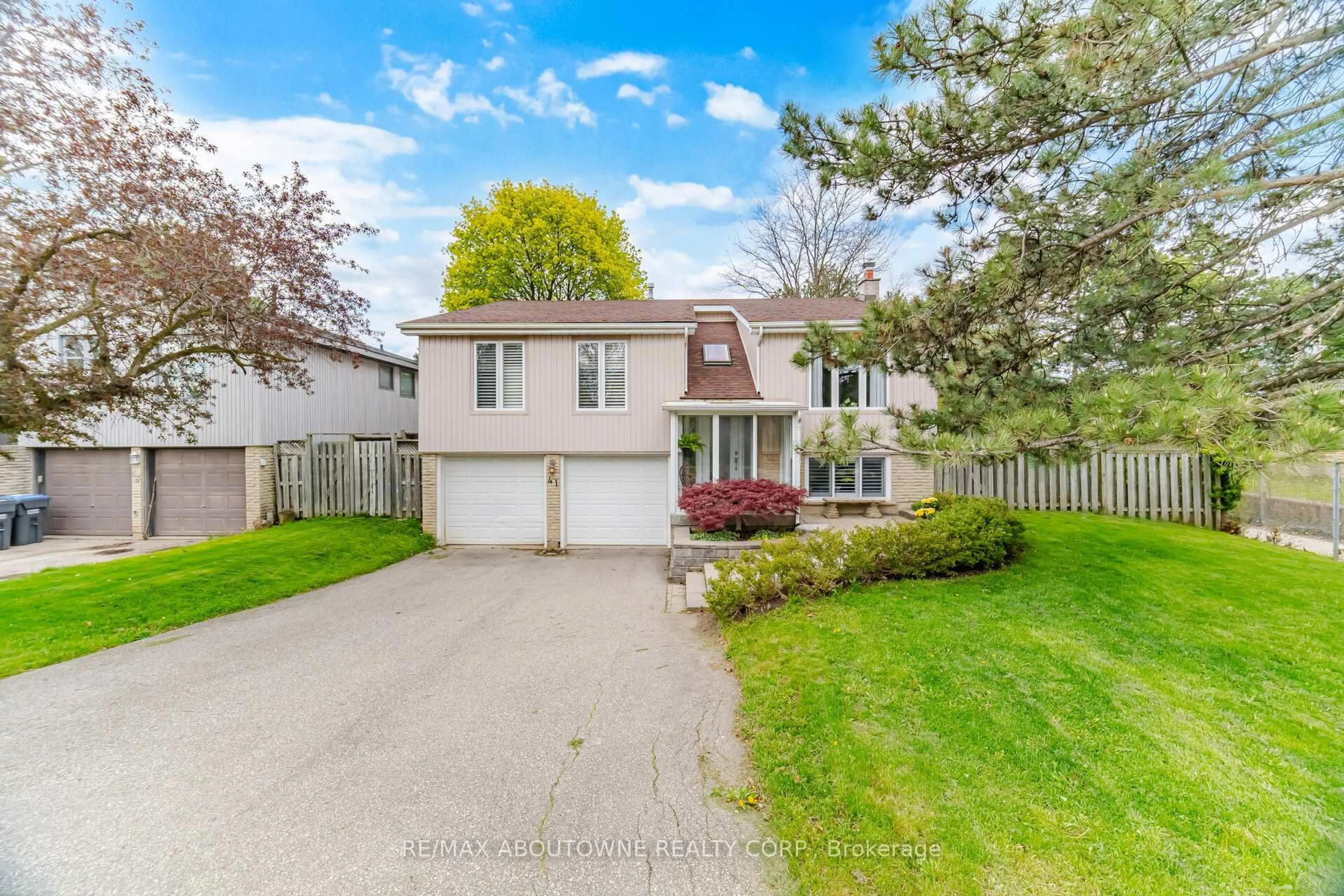 A pic from outside/outdoor area/front of a property/back of a property/a pic from drone, street for 41 Plainsman Rd, Mississauga Ontario L5N 1C4