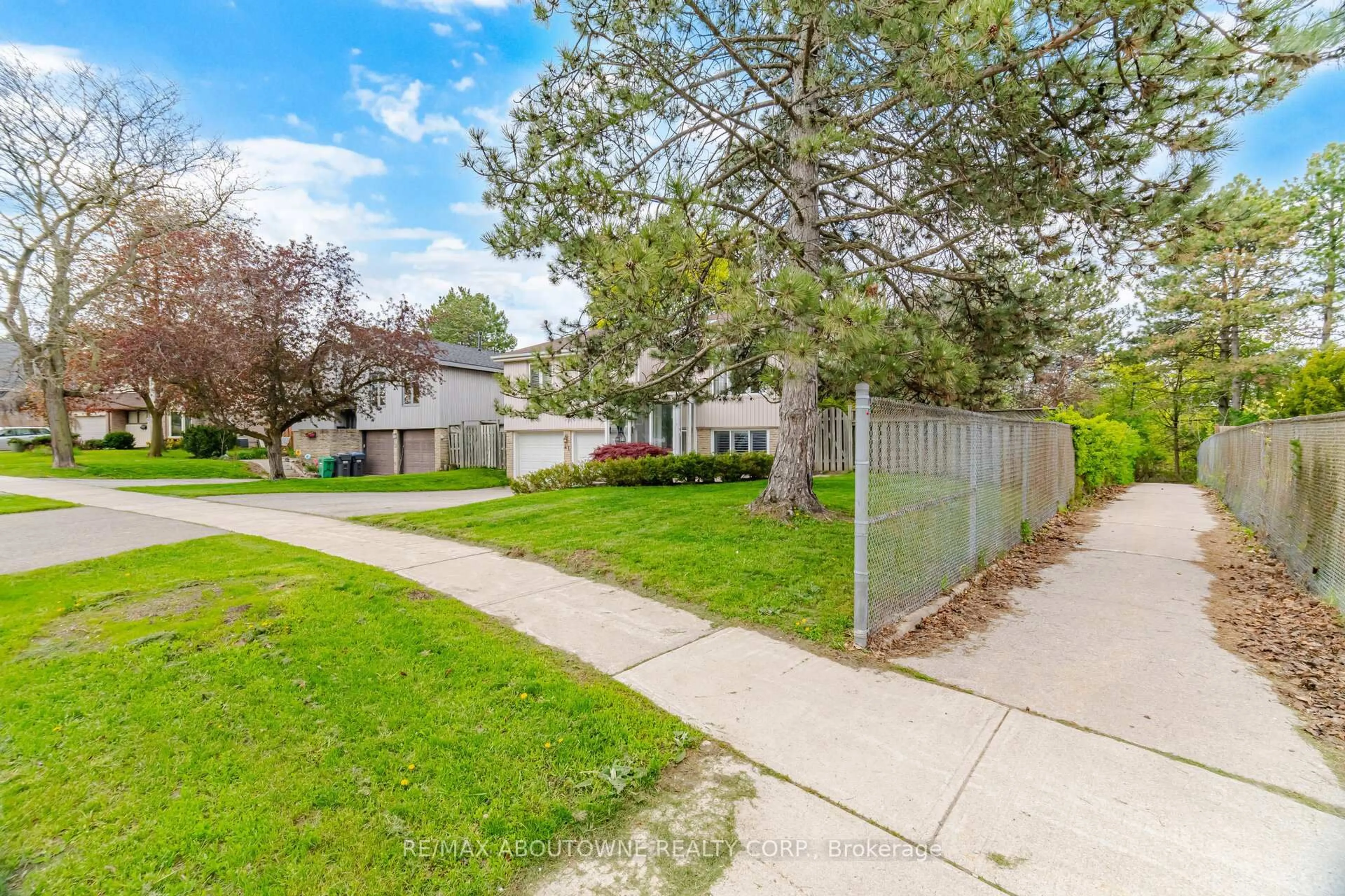 A pic from outside/outdoor area/front of a property/back of a property/a pic from drone, street for 41 Plainsman Rd, Mississauga Ontario L5N 1C4