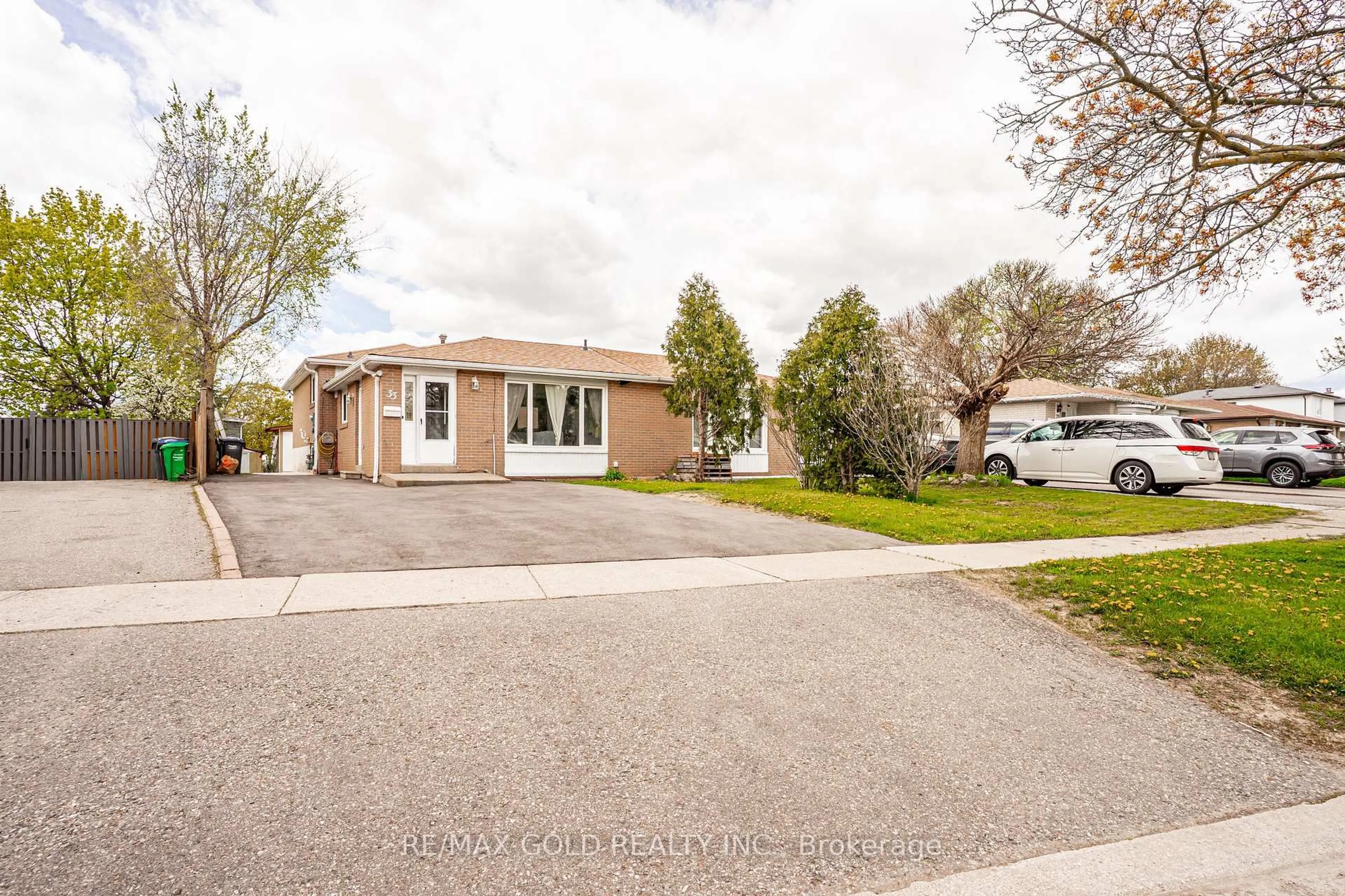 Unknown for 33 Garside Cres, Brampton Ontario L6S 1H5