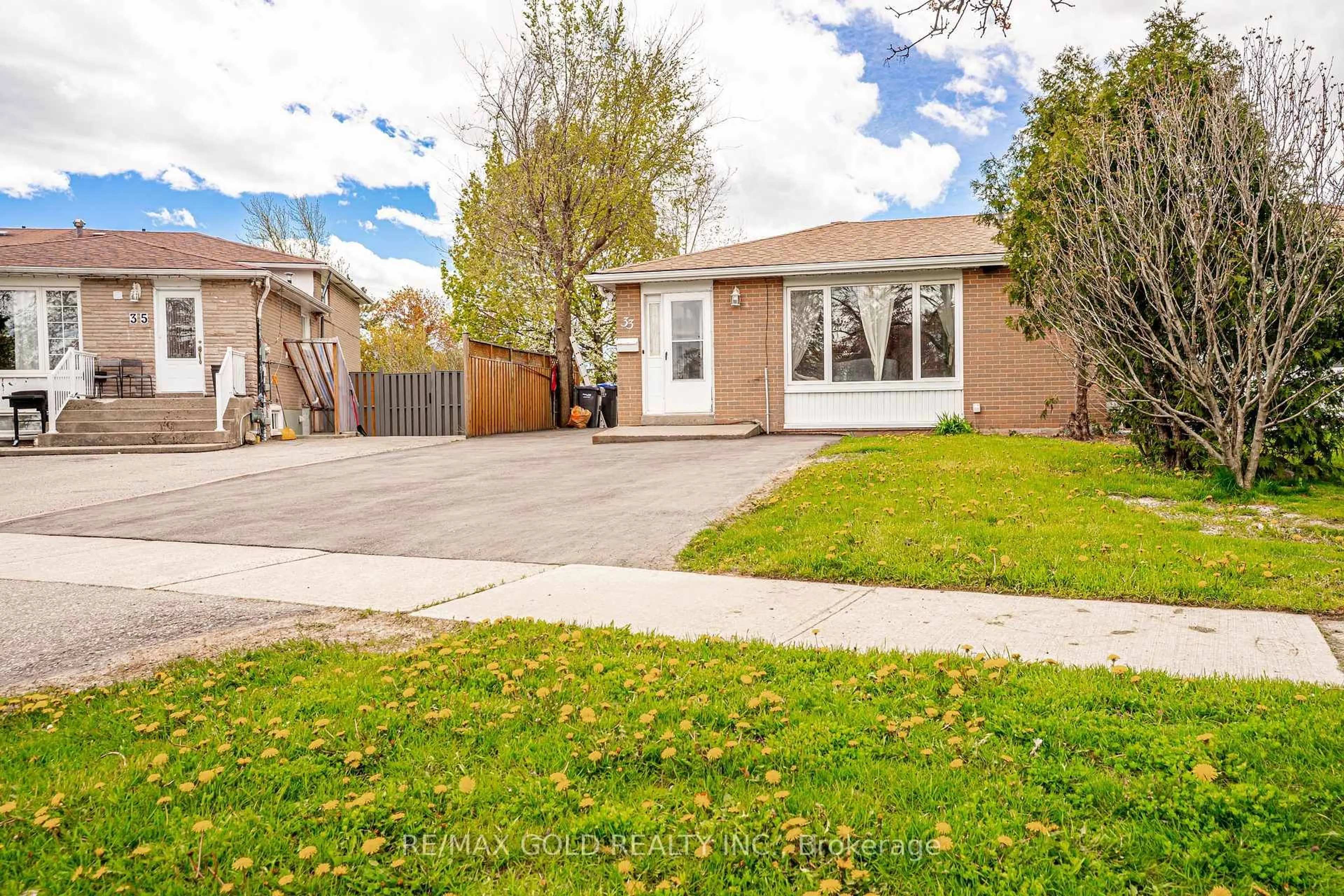 Home with vinyl exterior material, street for 33 Garside Cres, Brampton Ontario L6S 1H5