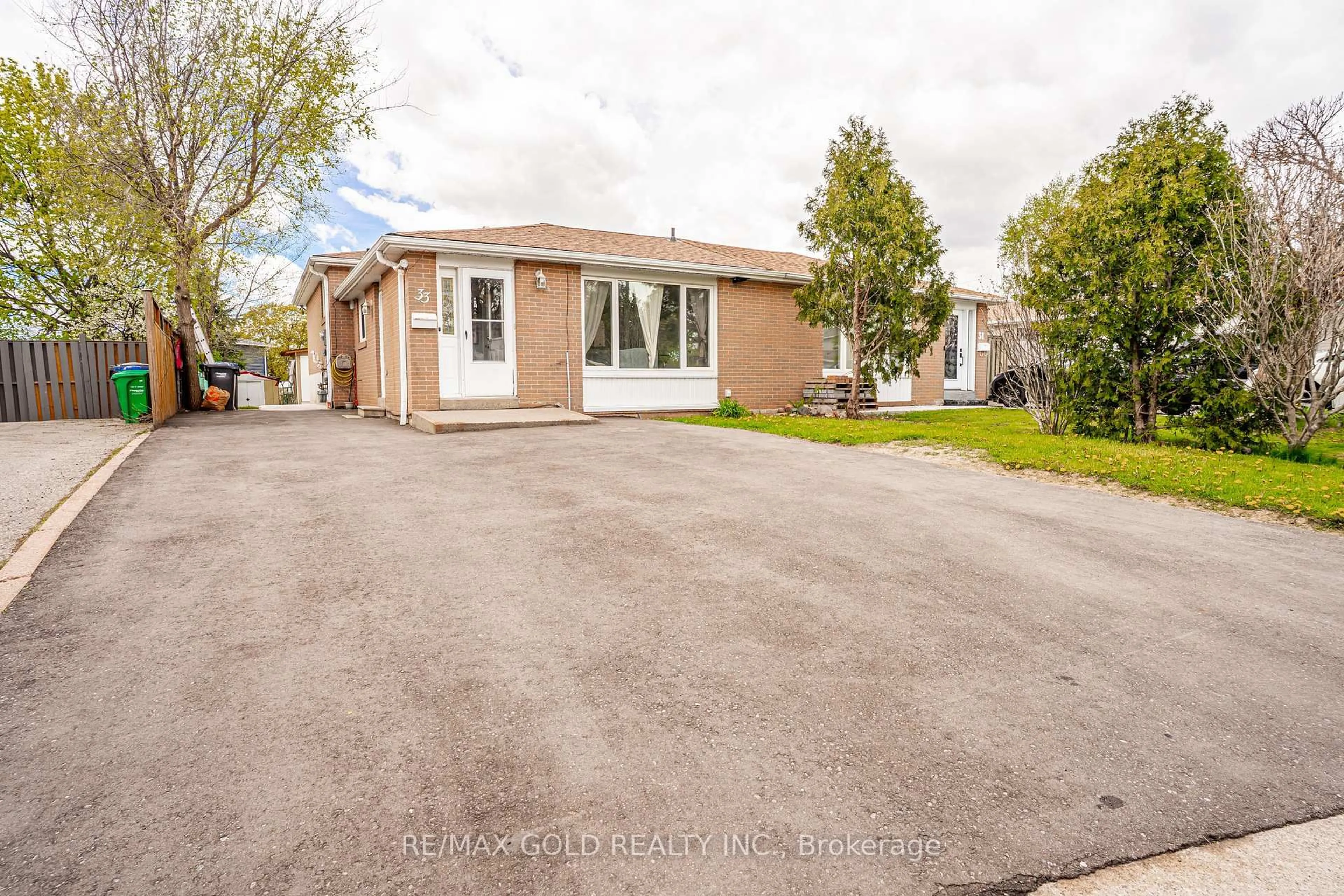 A pic from outside/outdoor area/front of a property/back of a property/a pic from drone, street for 33 Garside Cres, Brampton Ontario L6S 1H5
