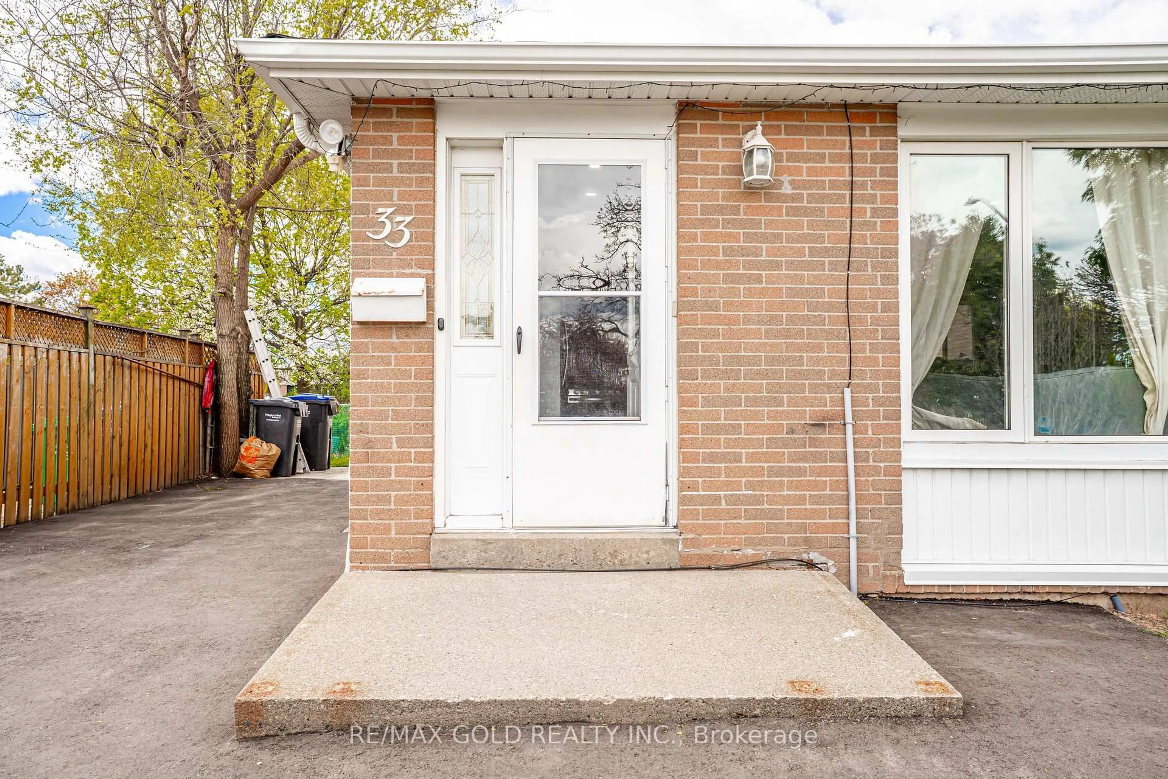 Indoor entryway for 33 Garside Cres, Brampton Ontario L6S 1H5