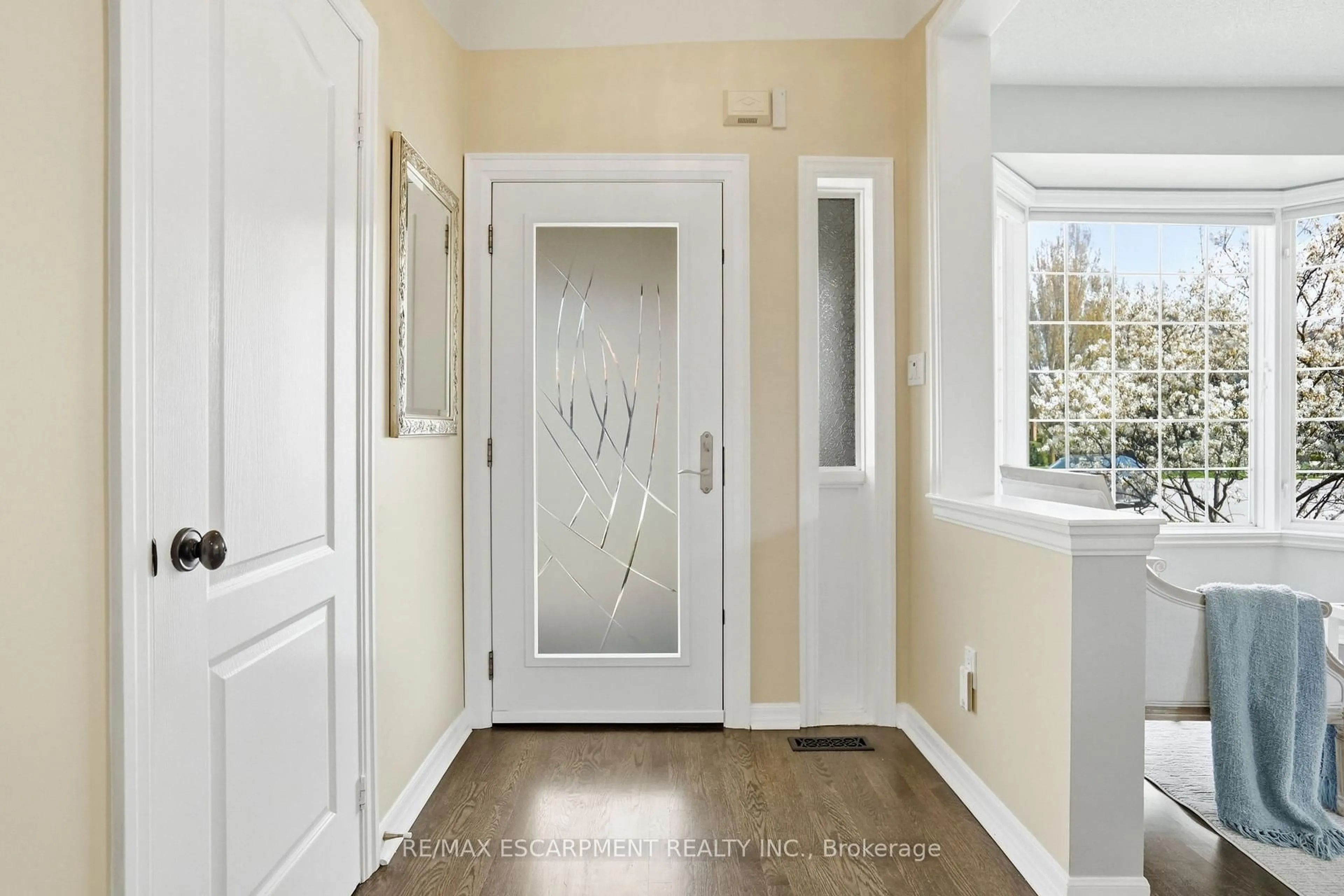 Indoor entryway for 2456 Pebblestone Crt, Oakville Ontario L6M 4C4