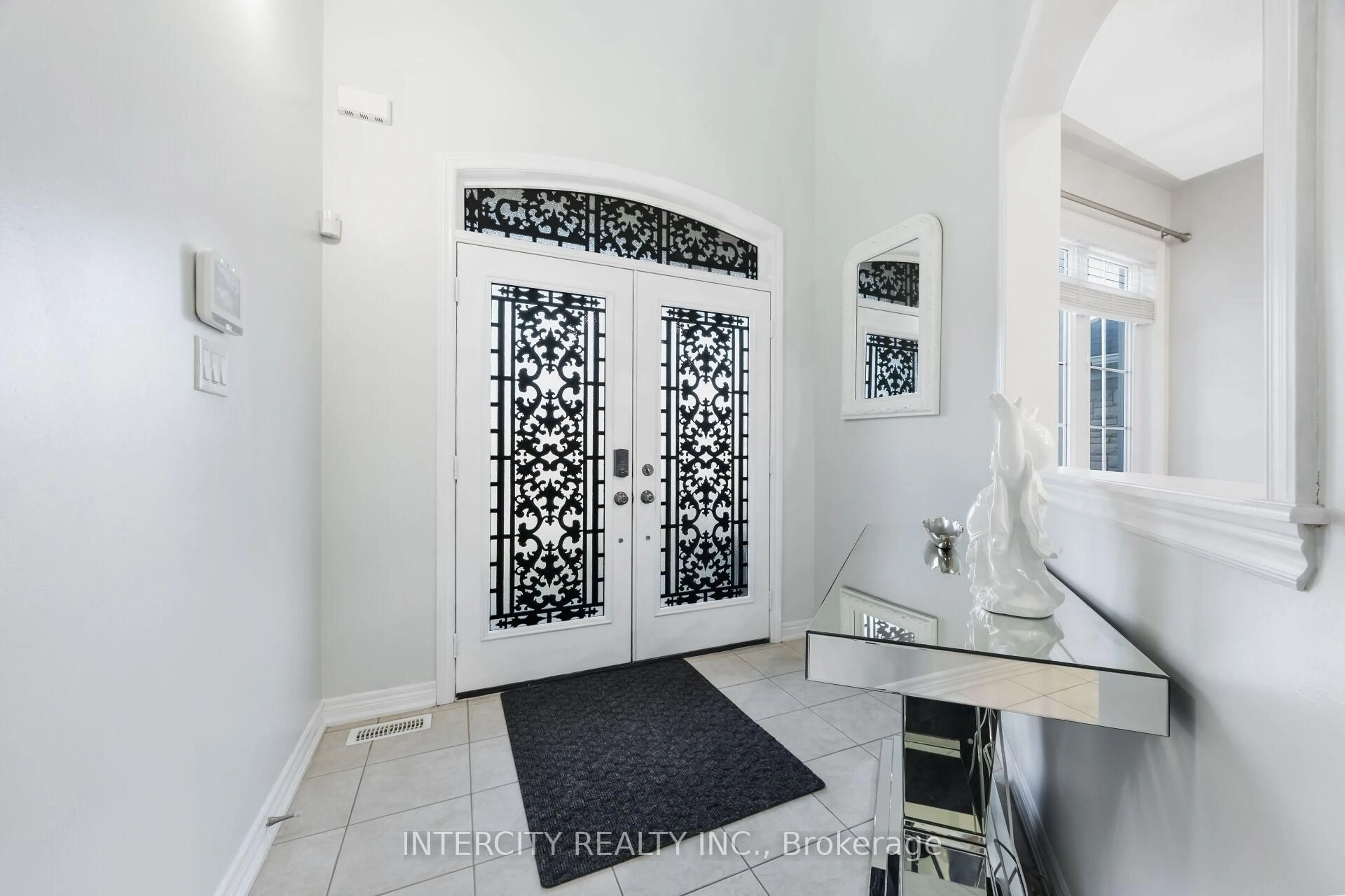 Indoor entryway for 6 Constance St, Brampton Ontario L6P 3G4