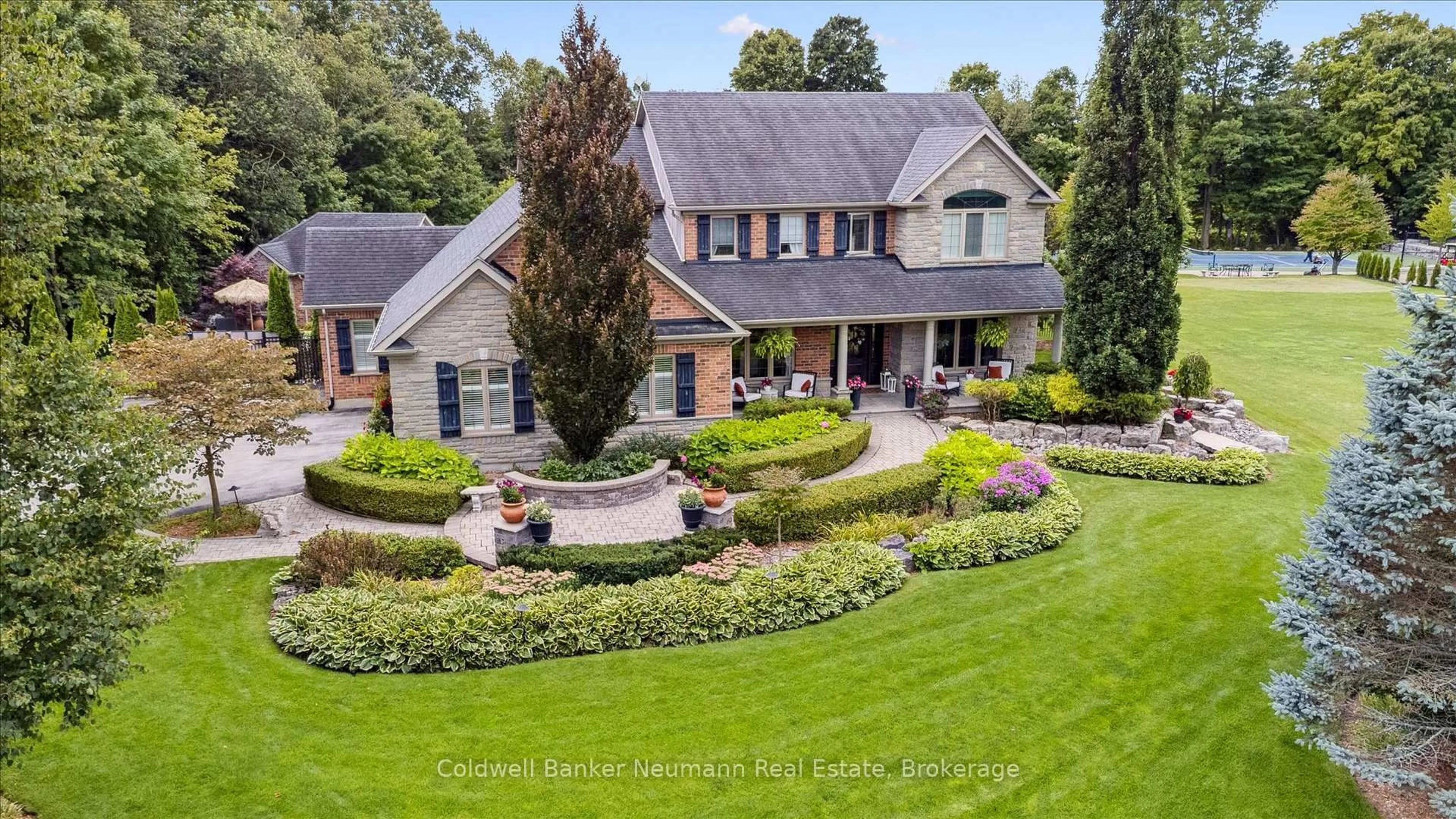 A pic from outside/outdoor area/front of a property/back of a property/a pic from drone, street for 11370 Taylor Crt, Milton Ontario L0P 1B0