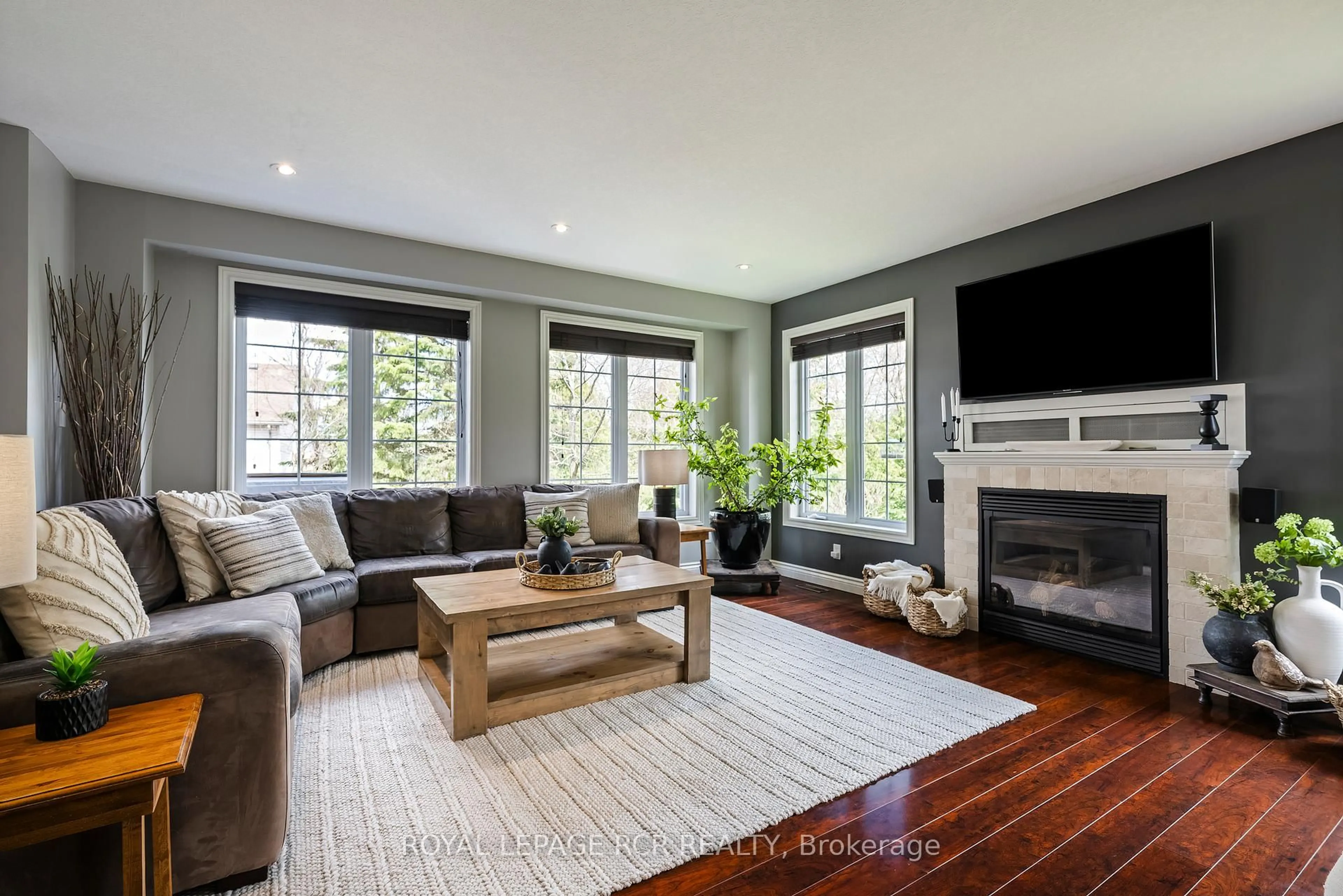 Living room with furniture, unknown for 11 Sandringham Circ, Orangeville Ontario L9W 0A6