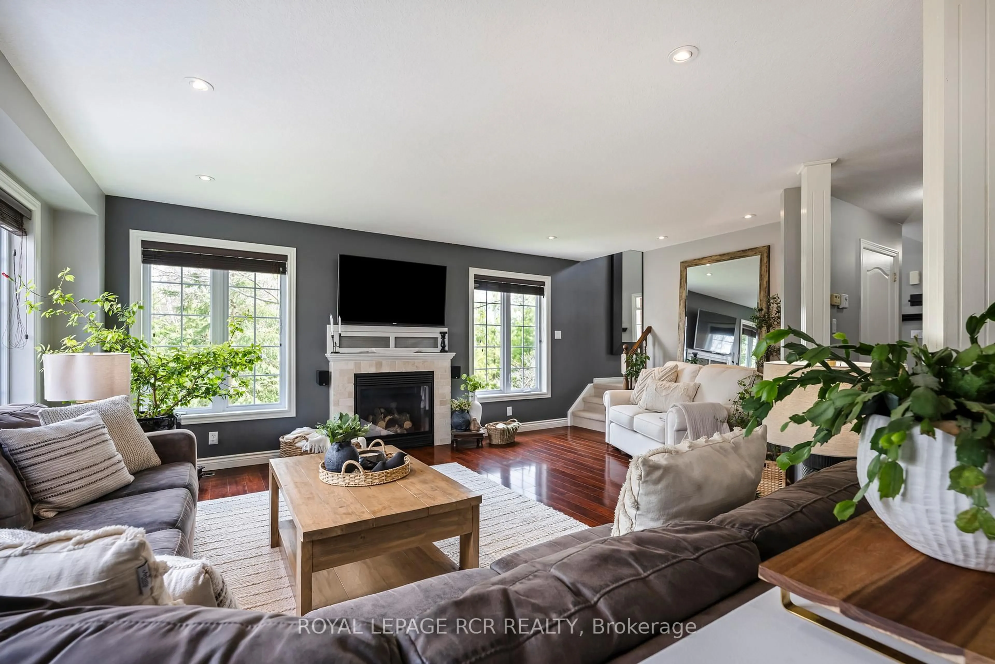 Living room with furniture, unknown for 11 Sandringham Circ, Orangeville Ontario L9W 0A6