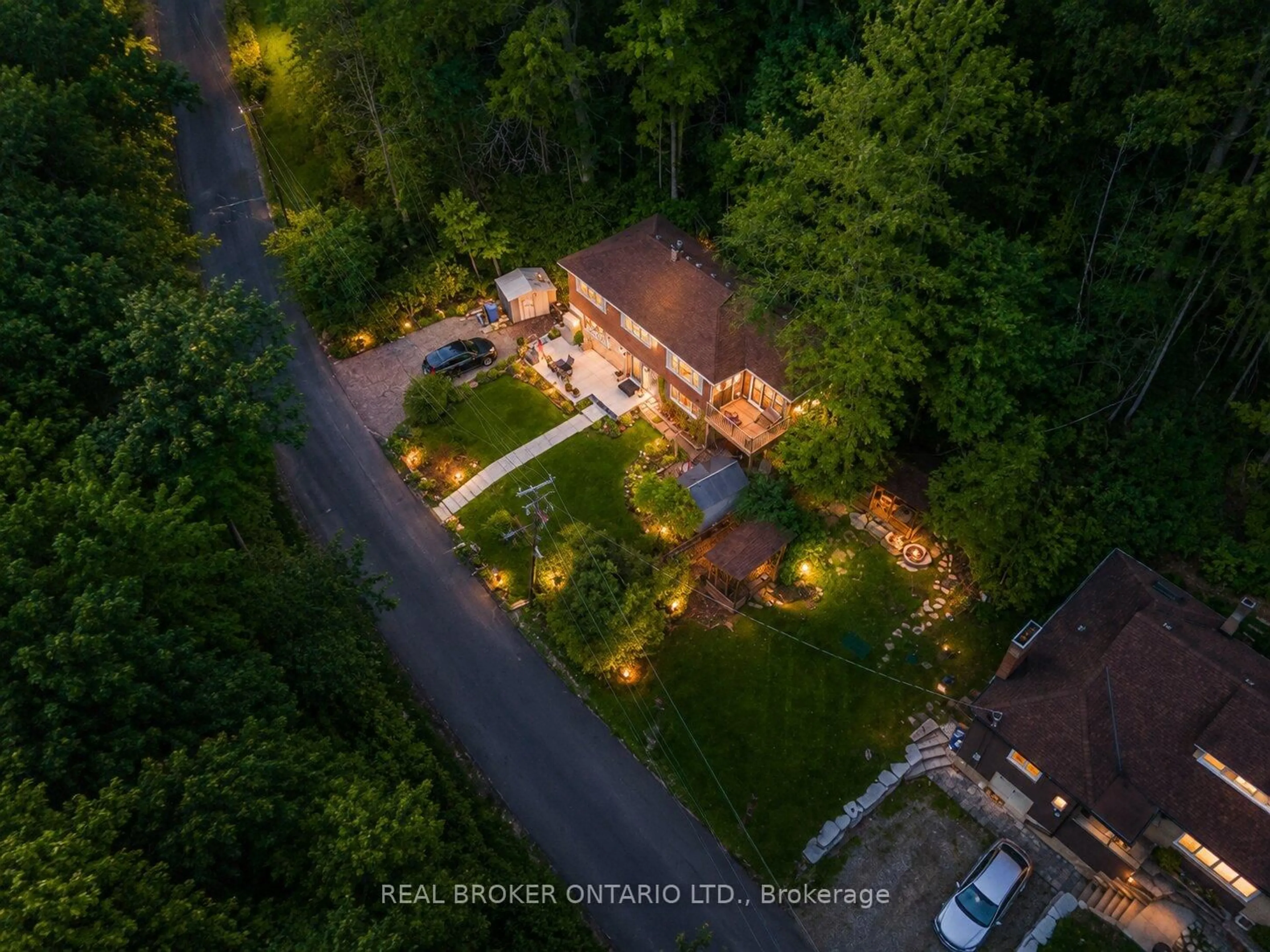 A pic from outside/outdoor area/front of a property/back of a property/a pic from drone, unknown for 1343 Hidden Valley Rd, Burlington Ontario L7P 0T5