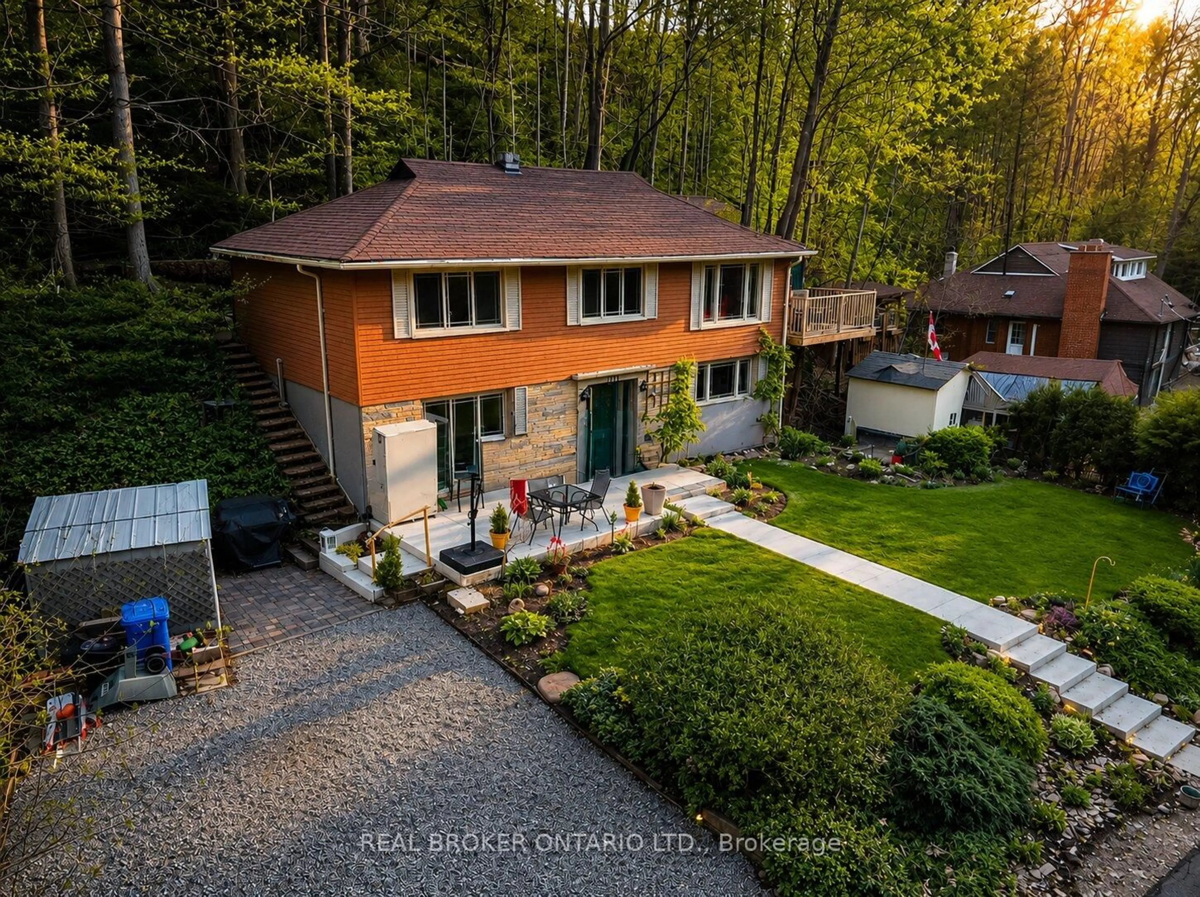 A pic from outside/outdoor area/front of a property/back of a property/a pic from drone, street for 1343 Hidden Valley Rd, Burlington Ontario L7P 0T5