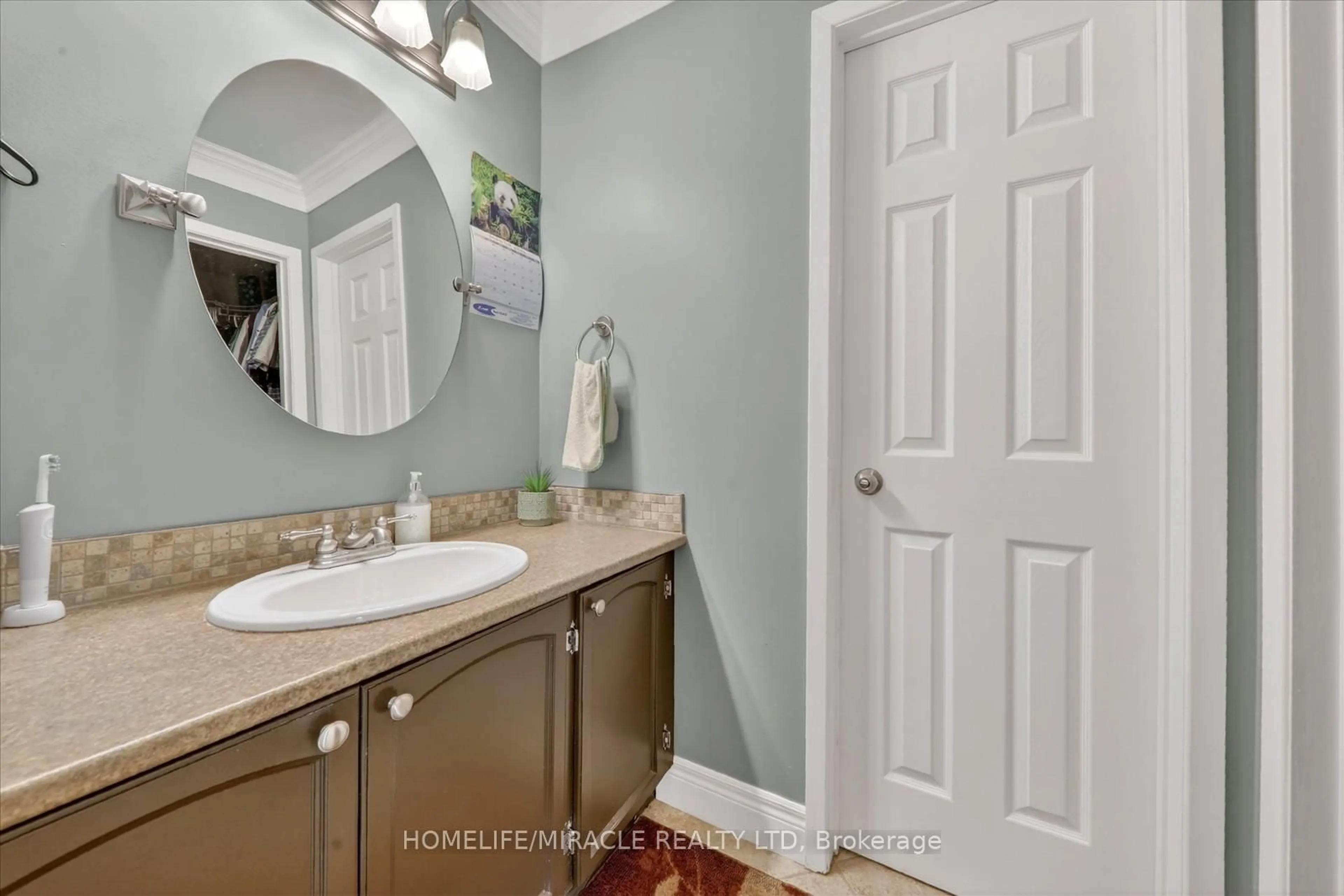 Standard bathroom, ceramic/tile floor for 113 Fanshawe Dr, Brampton Ontario L6Z 1A8