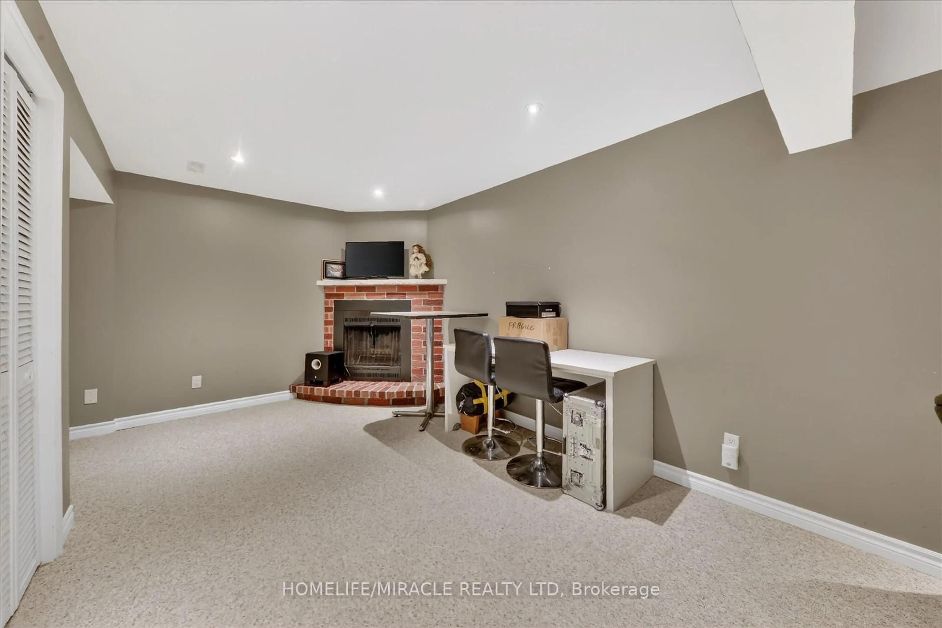 A pic of a room for 113 Fanshawe Dr, Brampton Ontario L6Z 1A8