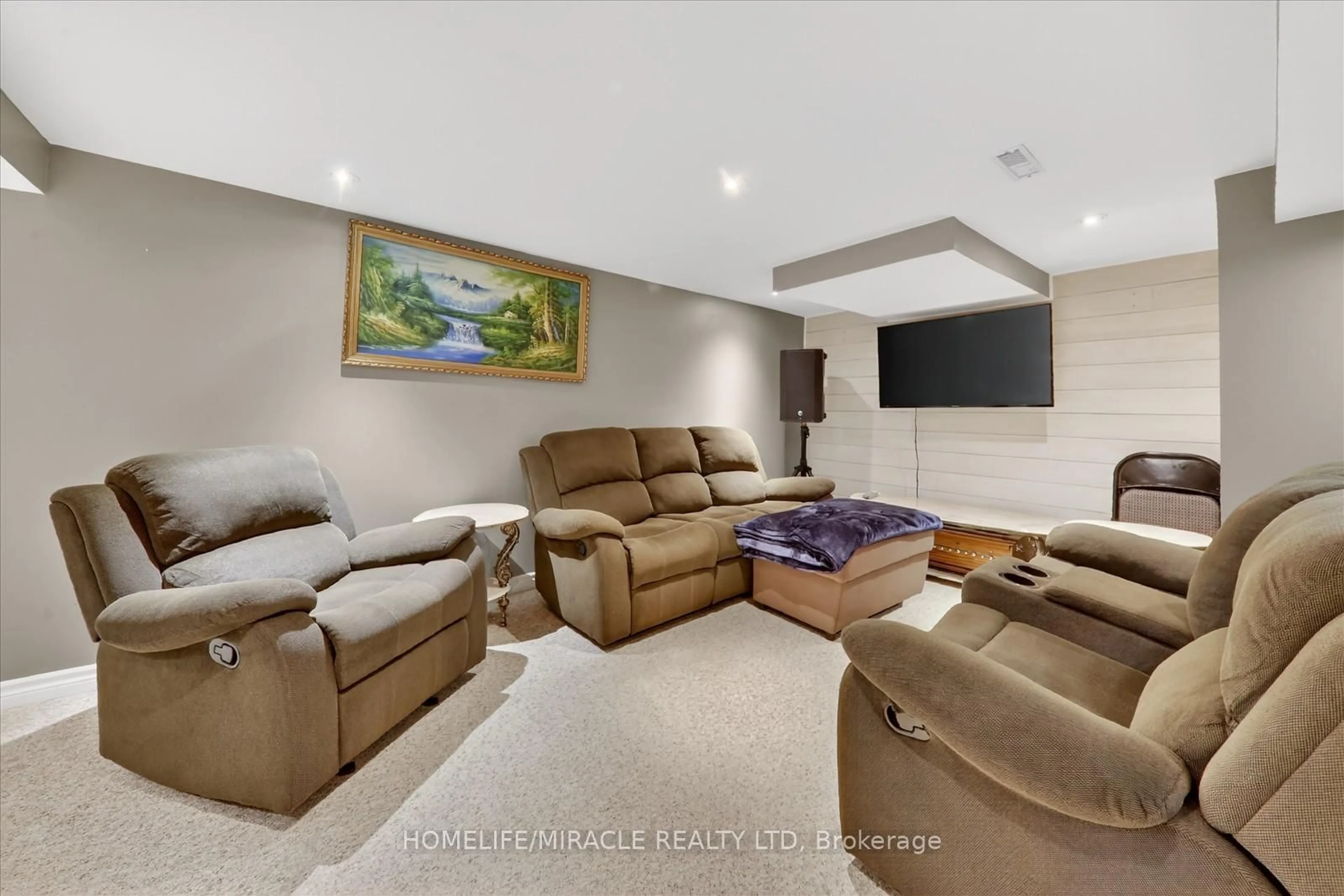 Home theater for 113 Fanshawe Dr, Brampton Ontario L6Z 1A8