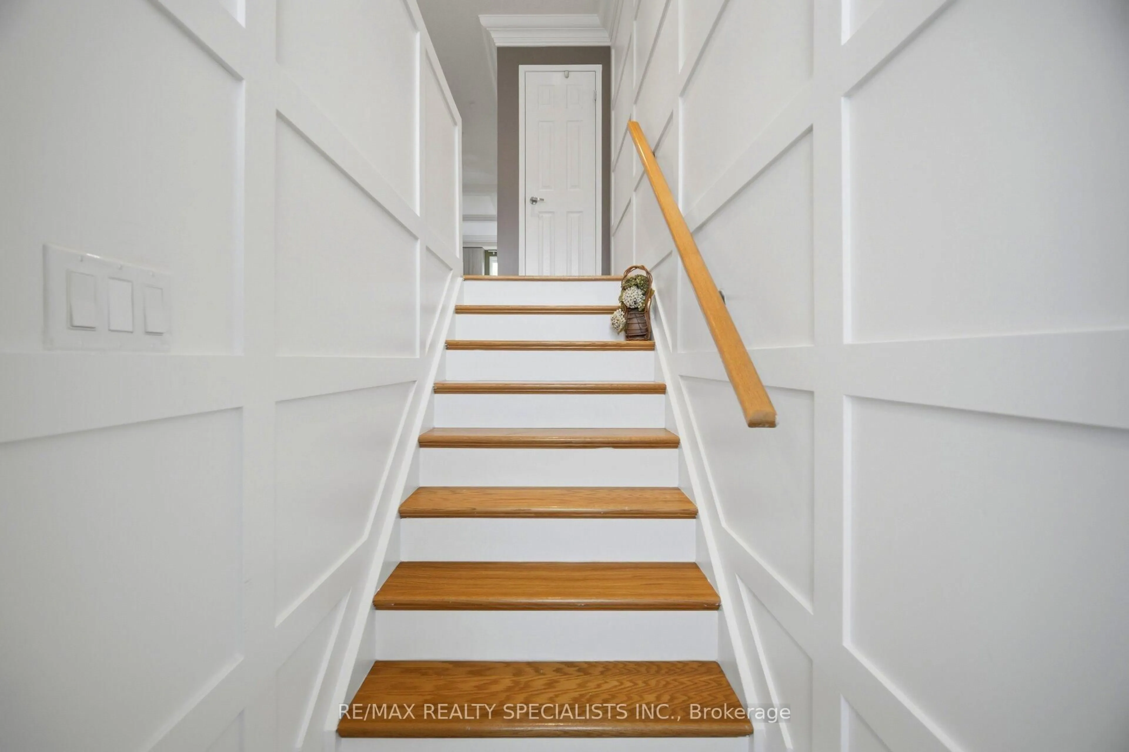 Stairs for 3378 Redpath Circ, Mississauga Ontario L5N 8R1