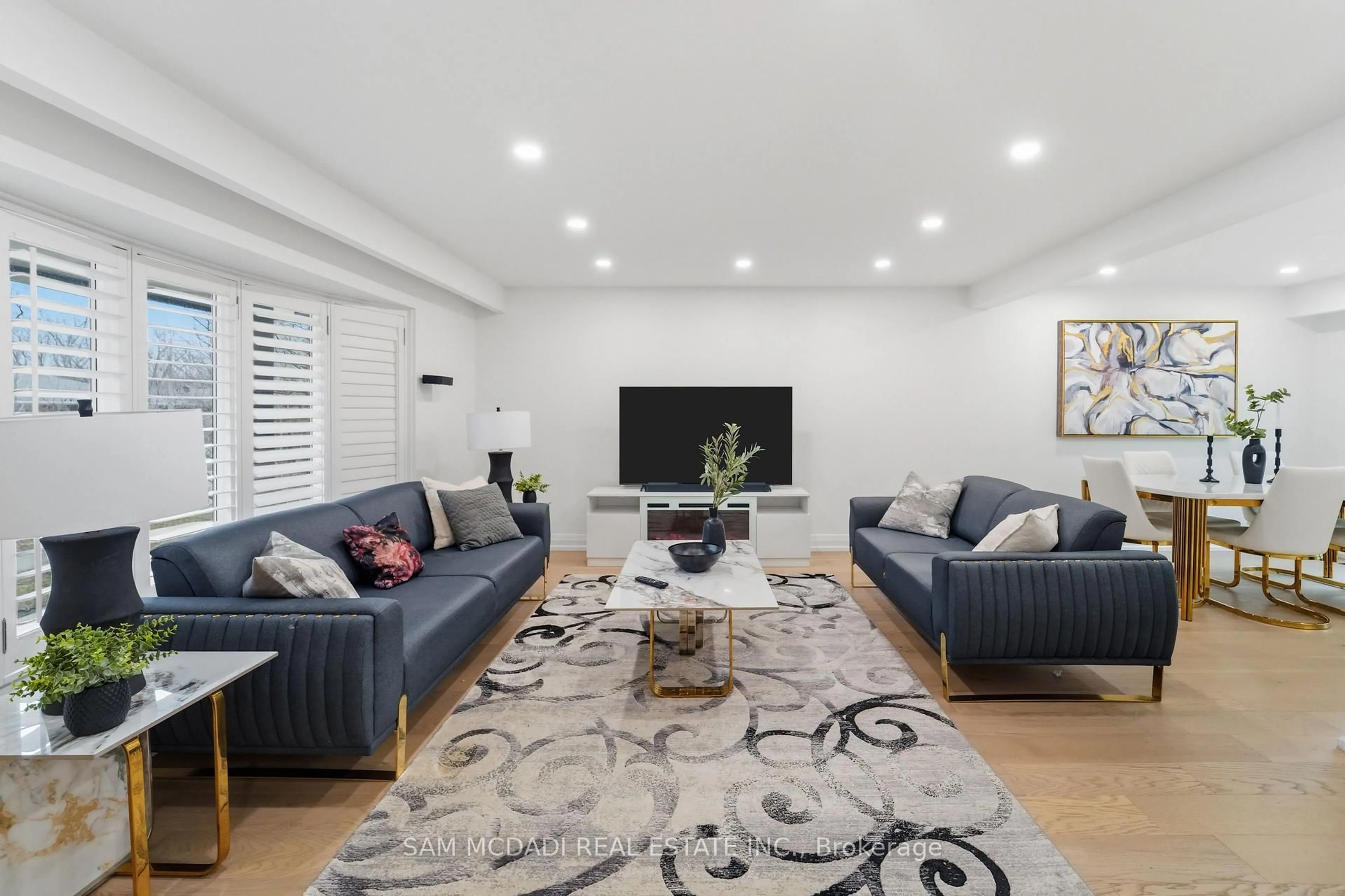 Living room with furniture, unknown for 2290 Devon Rd, Oakville Ontario L6J 5R4