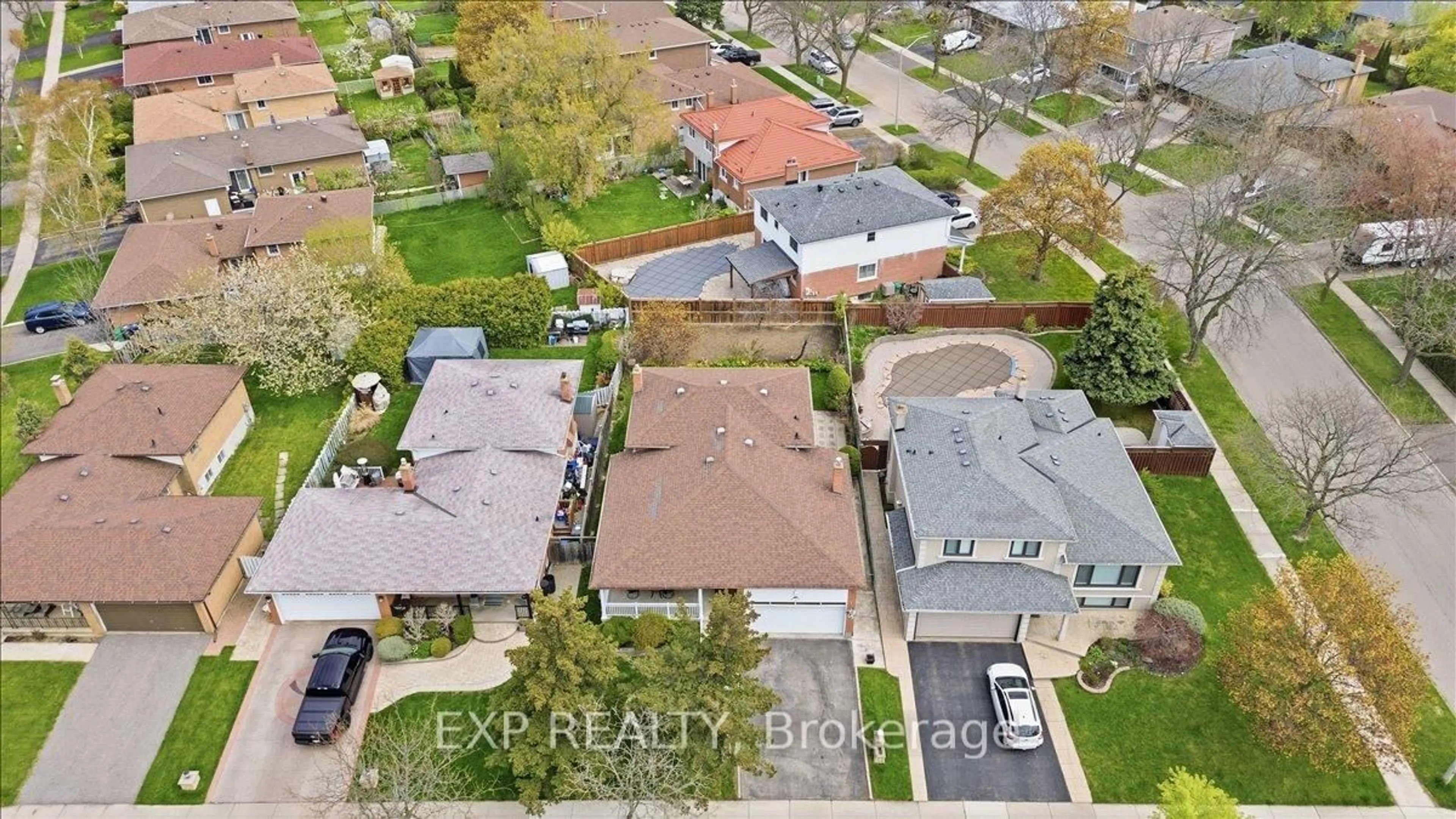 A pic from outside/outdoor area/front of a property/back of a property/a pic from drone, street for 419 Michelle Row, Mississauga Ontario L5A 3H2