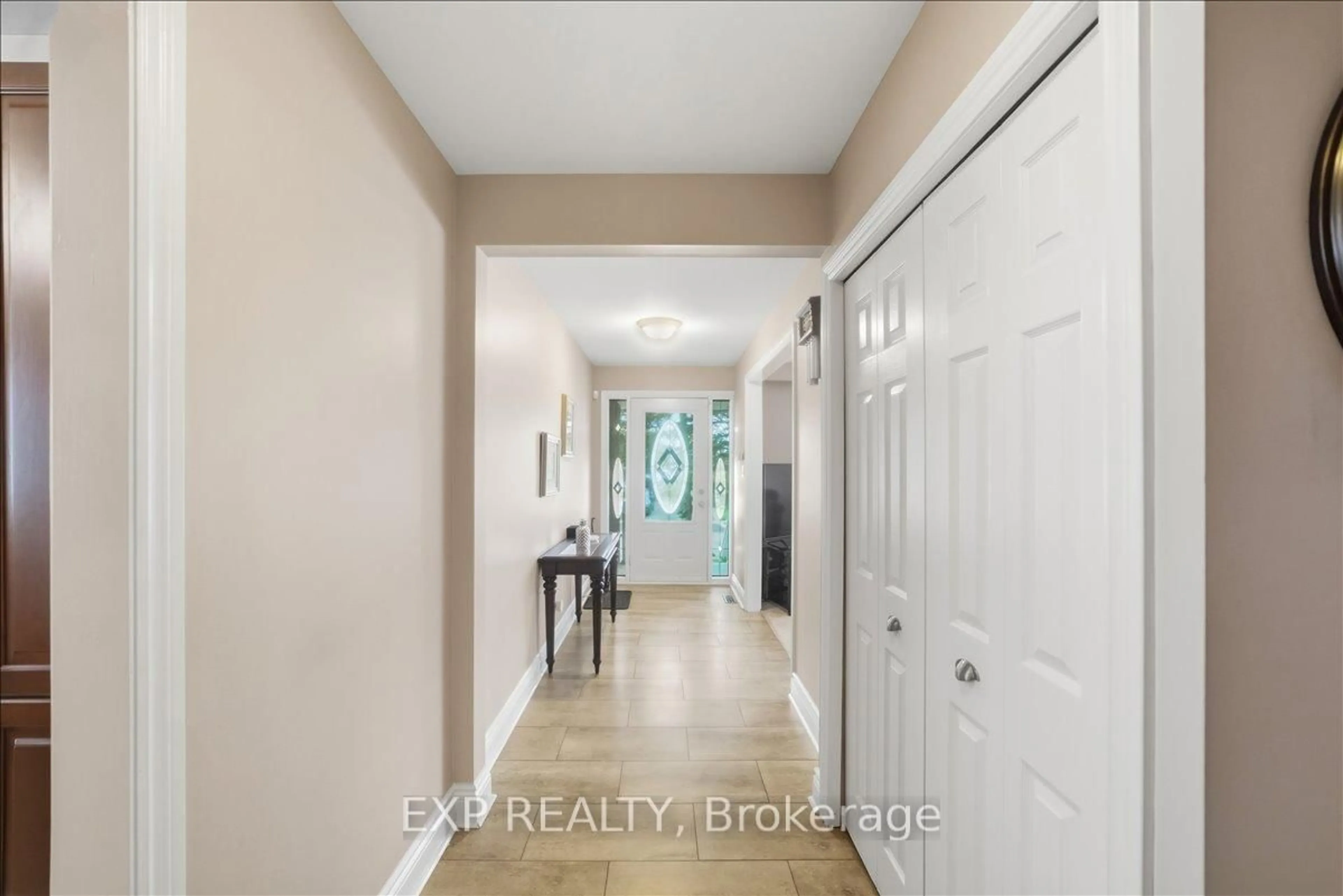 Indoor entryway for 419 Michelle Row, Mississauga Ontario L5A 3H2