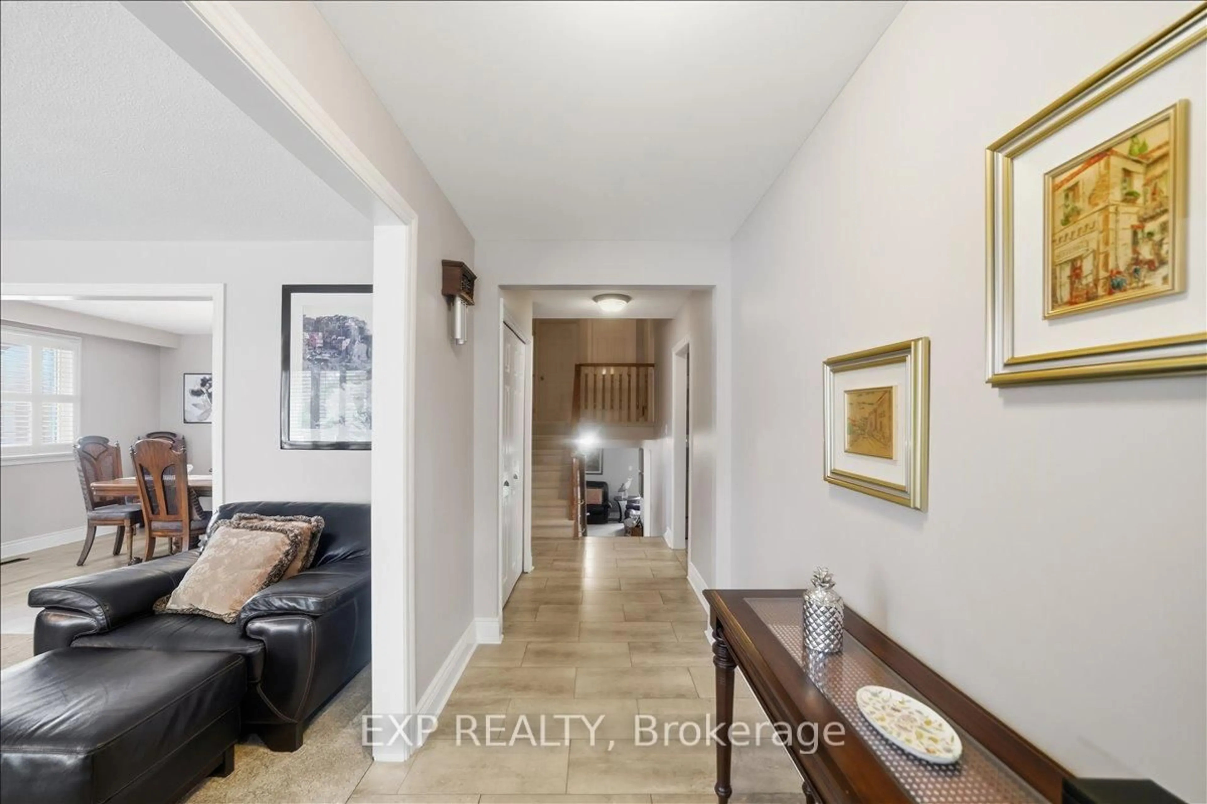 Indoor entryway for 419 Michelle Row, Mississauga Ontario L5A 3H2
