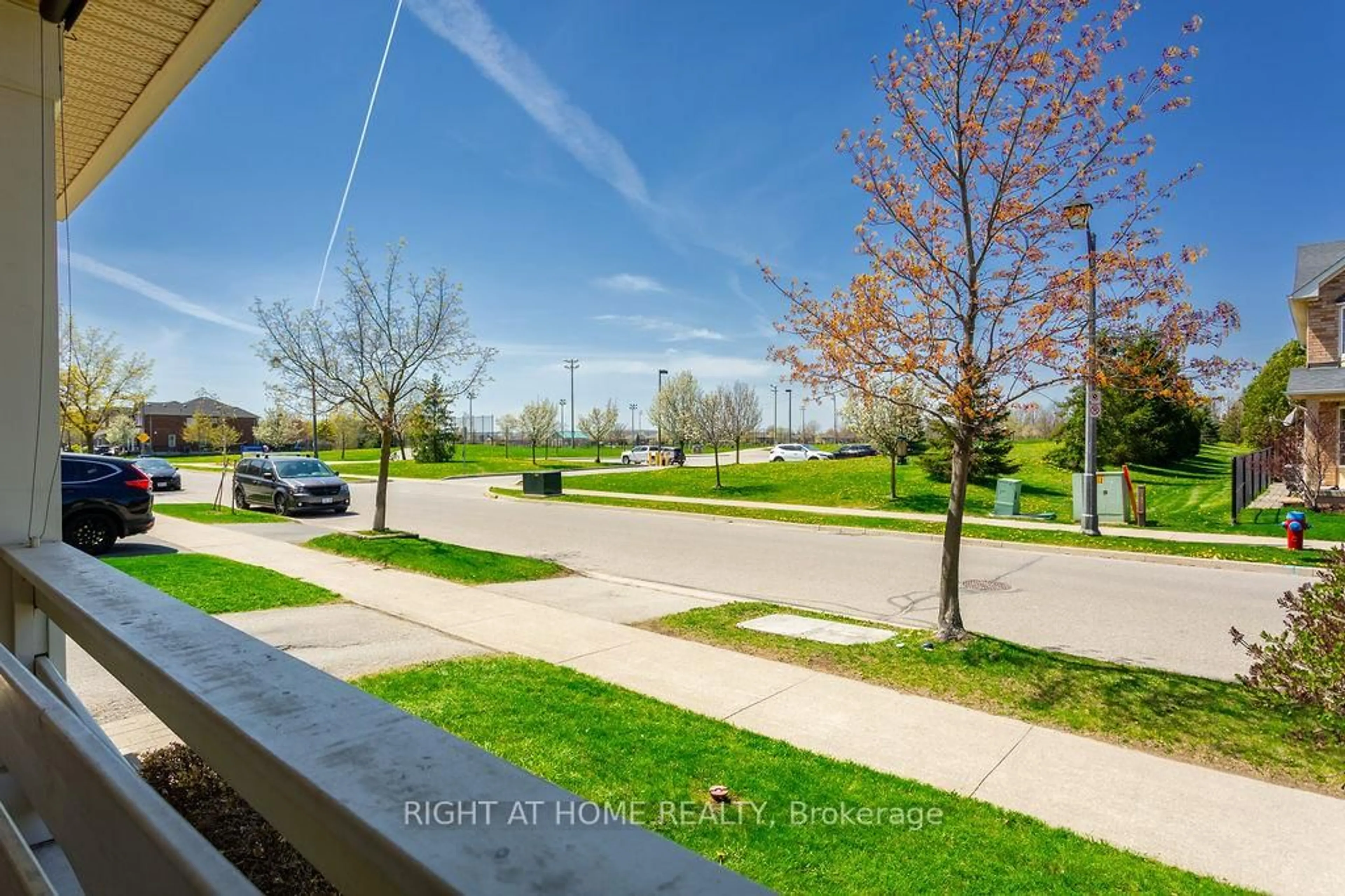 A pic from outside/outdoor area/front of a property/back of a property/a pic from drone, street for 5914 Blue Spruce Ave, Burlington Ontario L7L 6T3