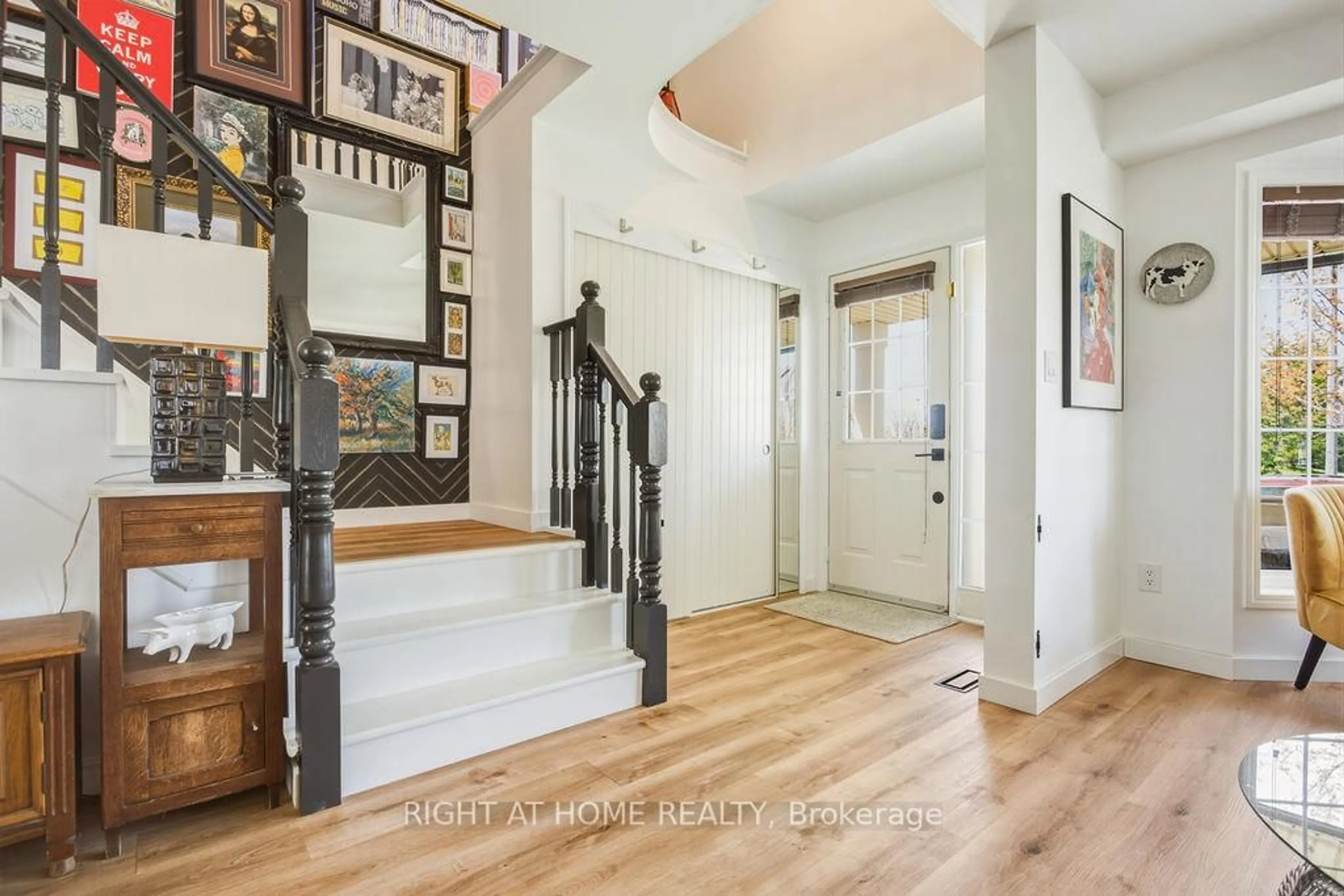 Indoor entryway for 5914 Blue Spruce Ave, Burlington Ontario L7L 6T3