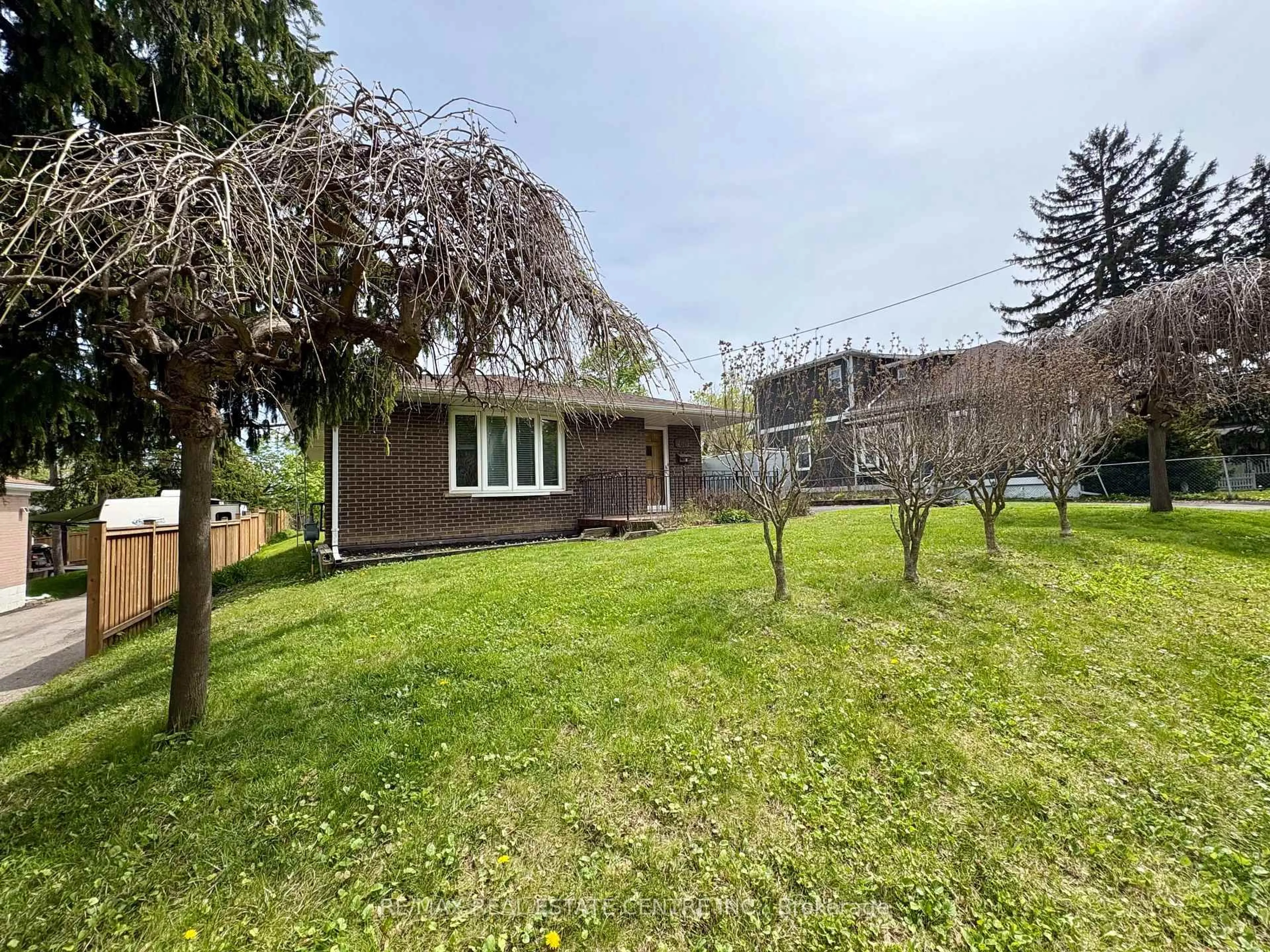 A pic from outside/outdoor area/front of a property/back of a property/a pic from drone, street for 260 Sydney St, Milton Ontario L9T 1E1