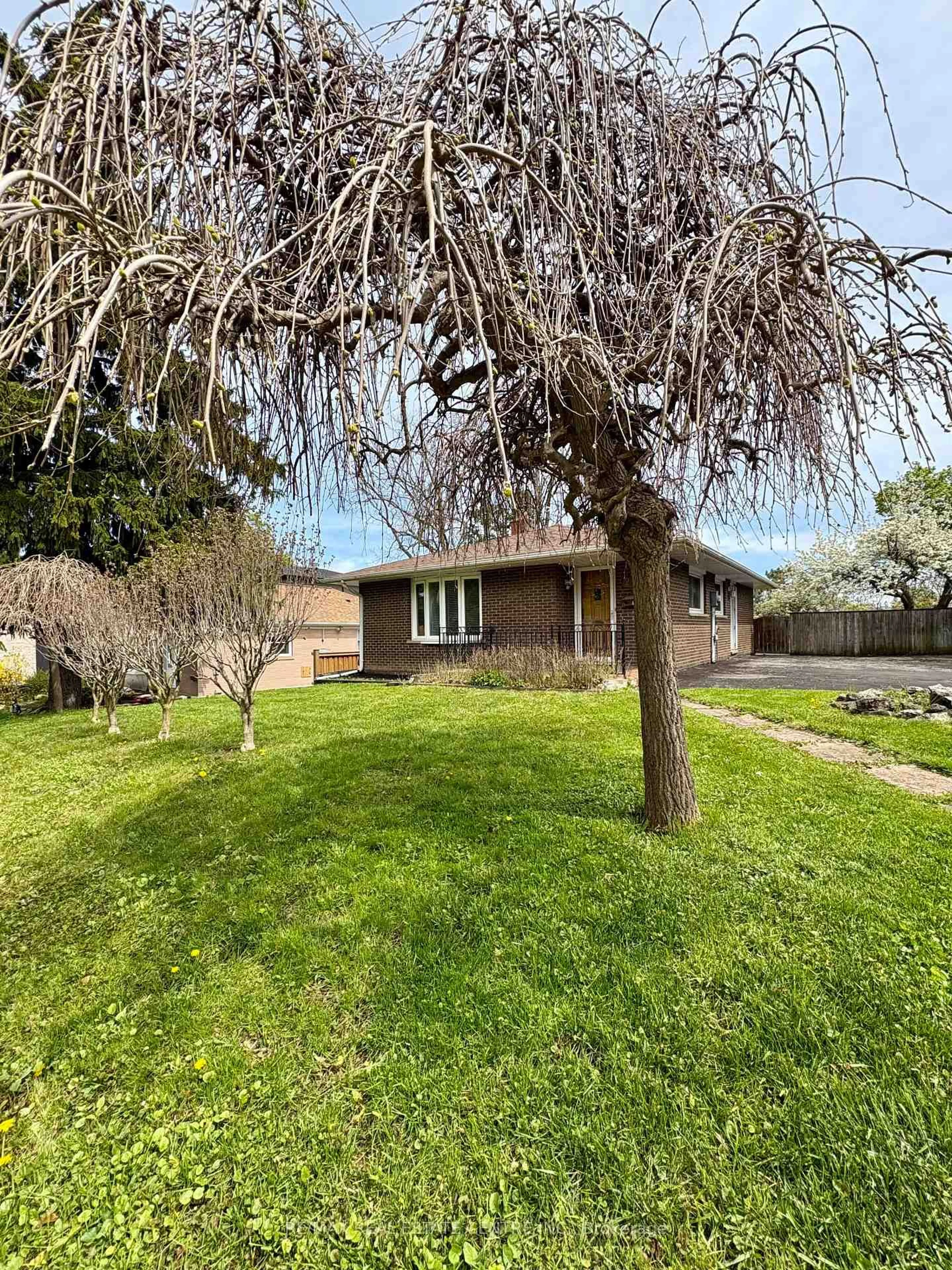 A pic from outside/outdoor area/front of a property/back of a property/a pic from drone, street for 260 Sydney St, Milton Ontario L9T 1E1
