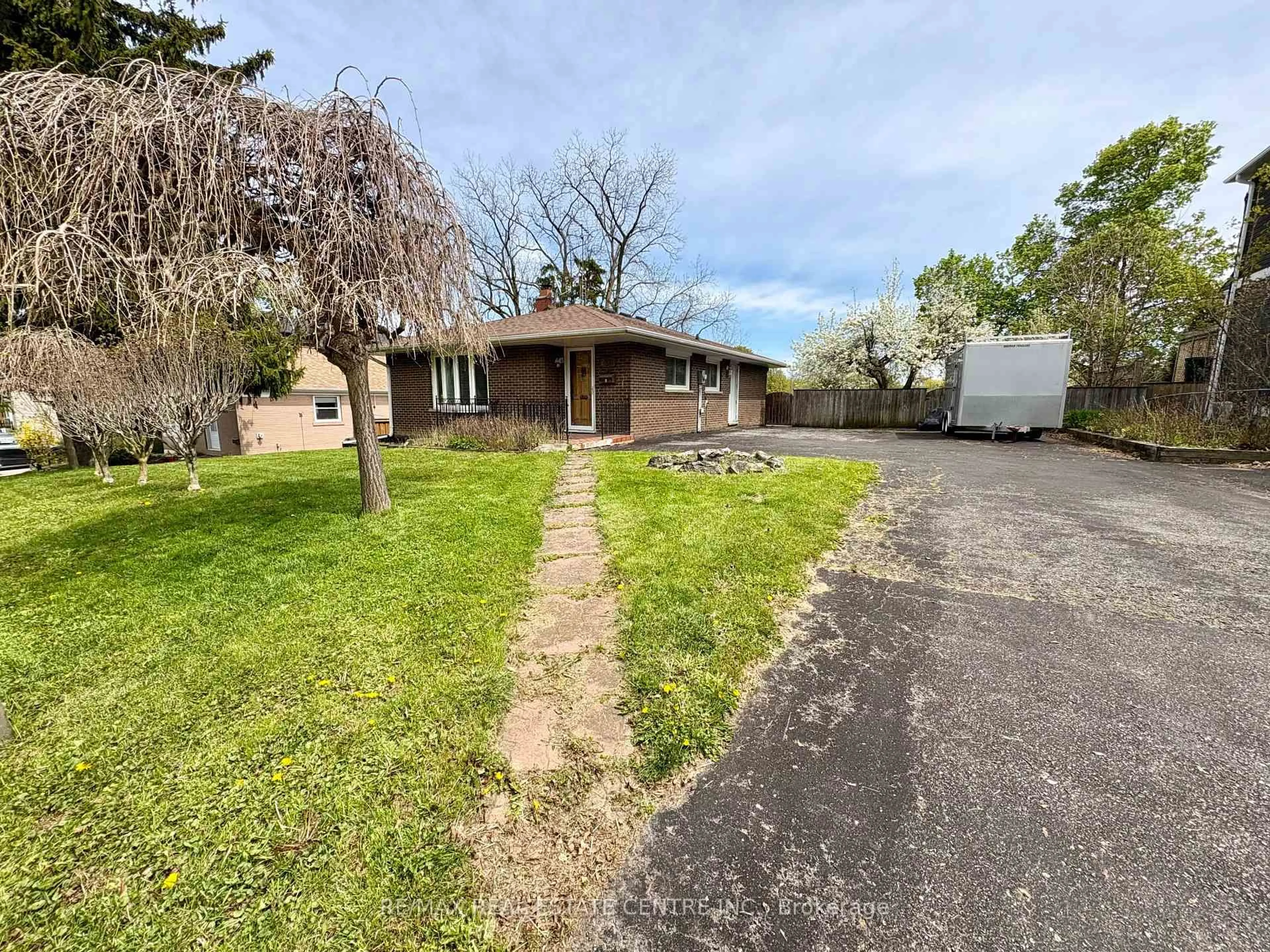 A pic from outside/outdoor area/front of a property/back of a property/a pic from drone, street for 260 Sydney St, Milton Ontario L9T 1E1