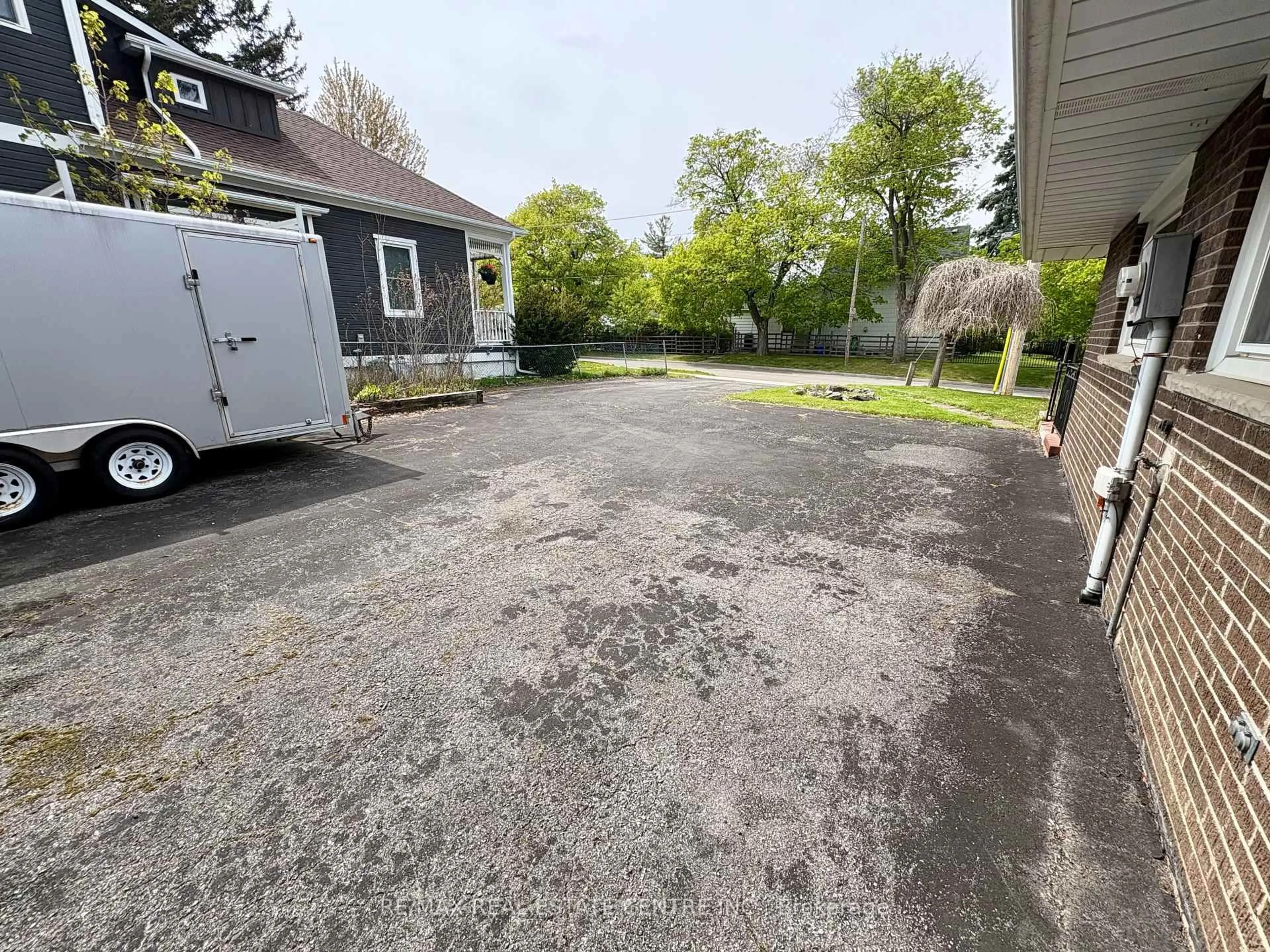 A pic from outside/outdoor area/front of a property/back of a property/a pic from drone, street for 260 Sydney St, Milton Ontario L9T 1E1