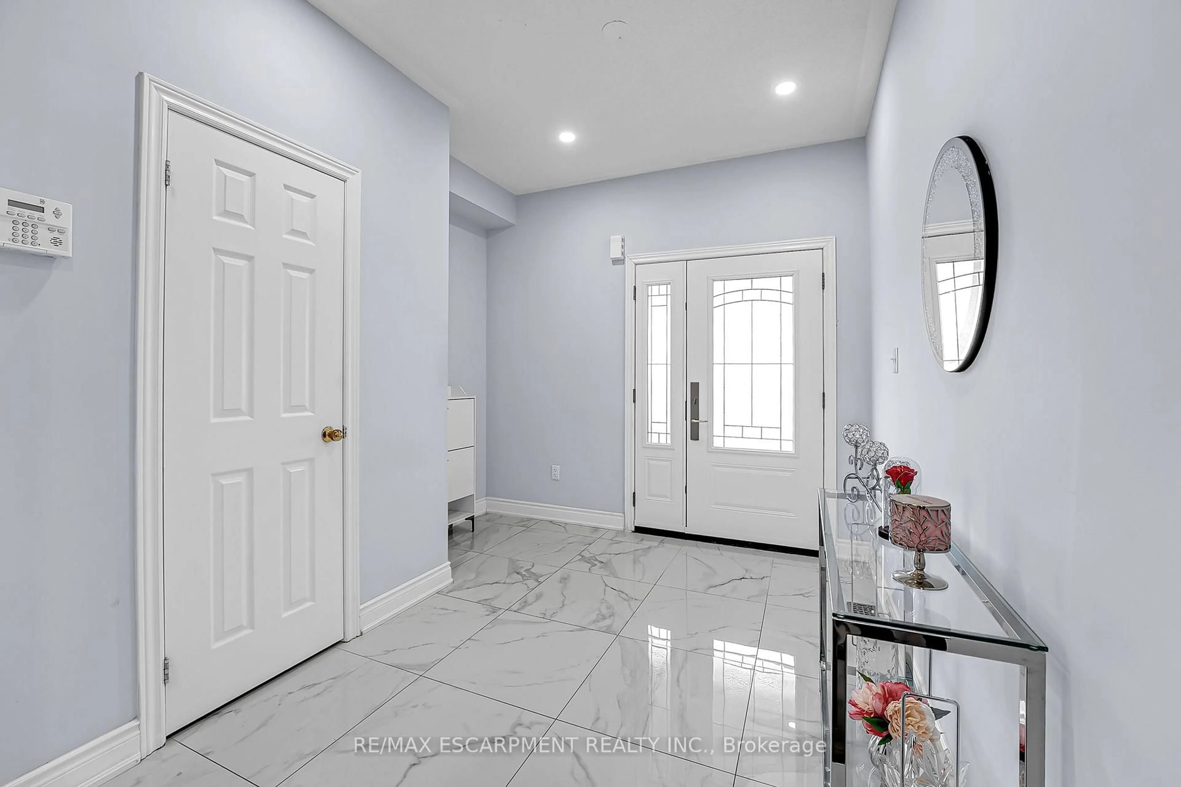 Indoor entryway for 356 Cedric Terr, Milton Ontario L9T 8P3