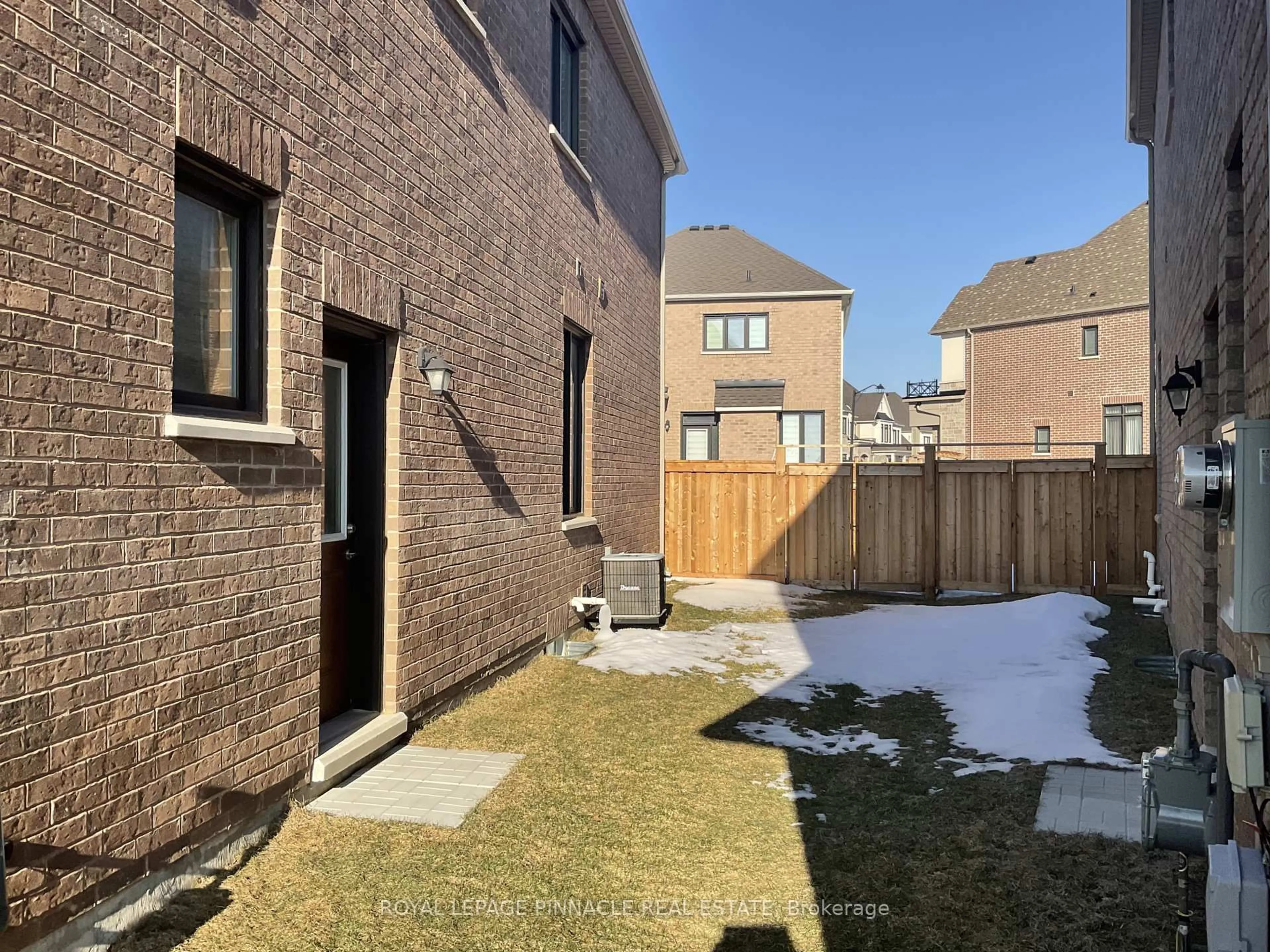 A pic from outside/outdoor area/front of a property/back of a property/a pic from drone, street for 342 Thimbleweed Crt, Milton Ontario L9E 1T2