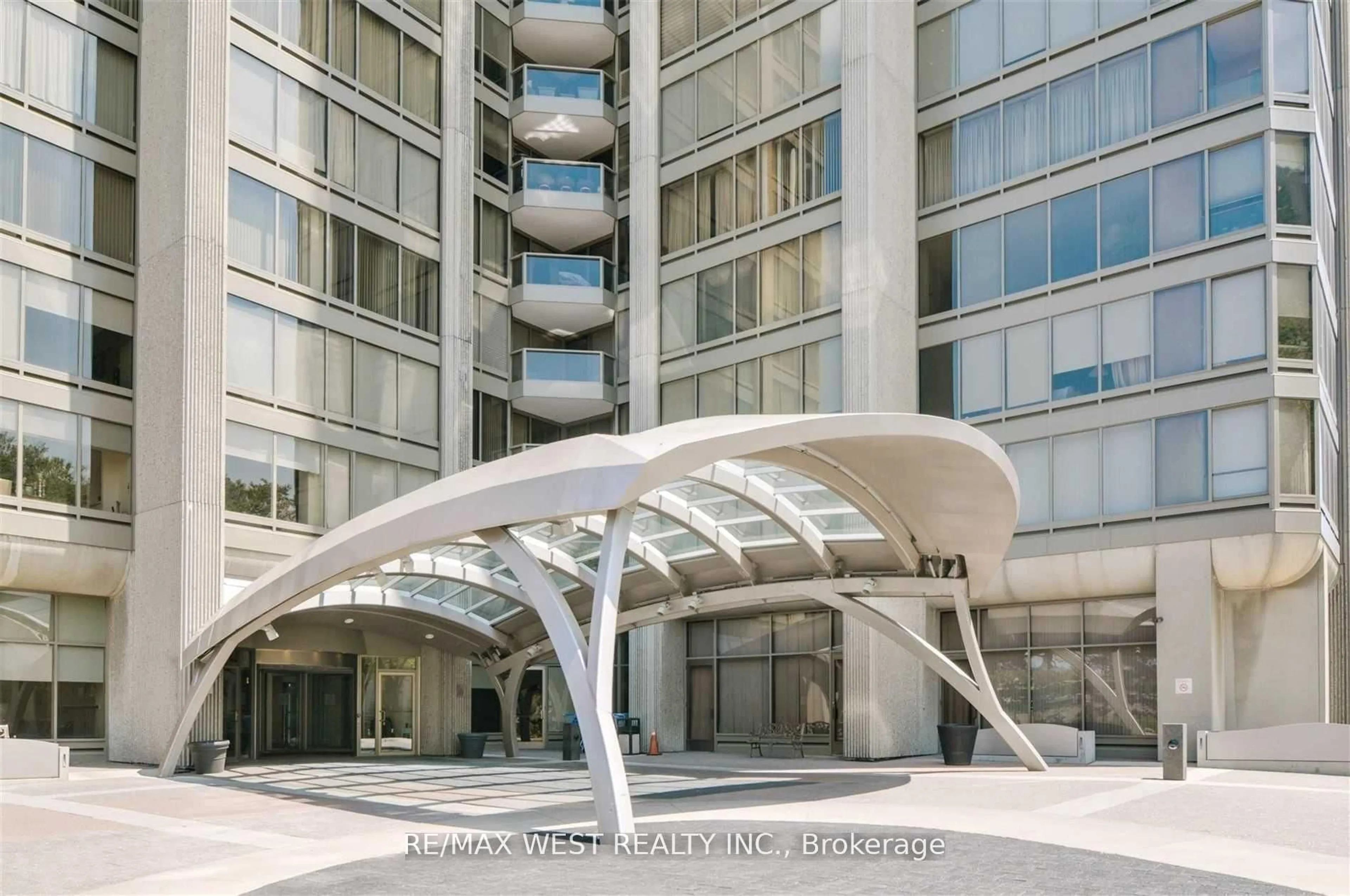 Indoor foyer for 2045 Lake Shore Blvd #807, Toronto Ontario M8V 2Z6